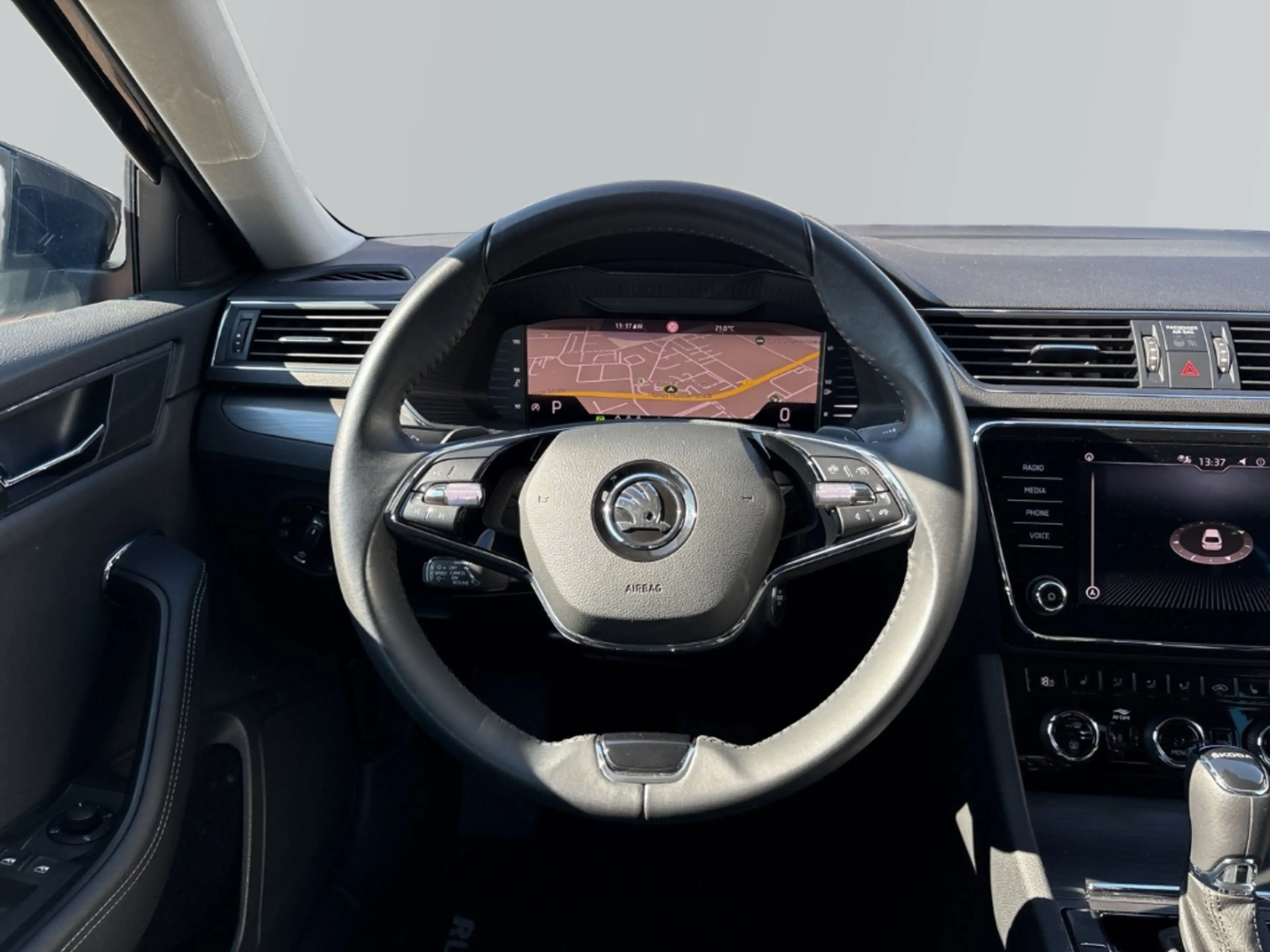 Skoda Superb 2.0 TDI Style StandHZG 360° AHK LED ACC — photo 14