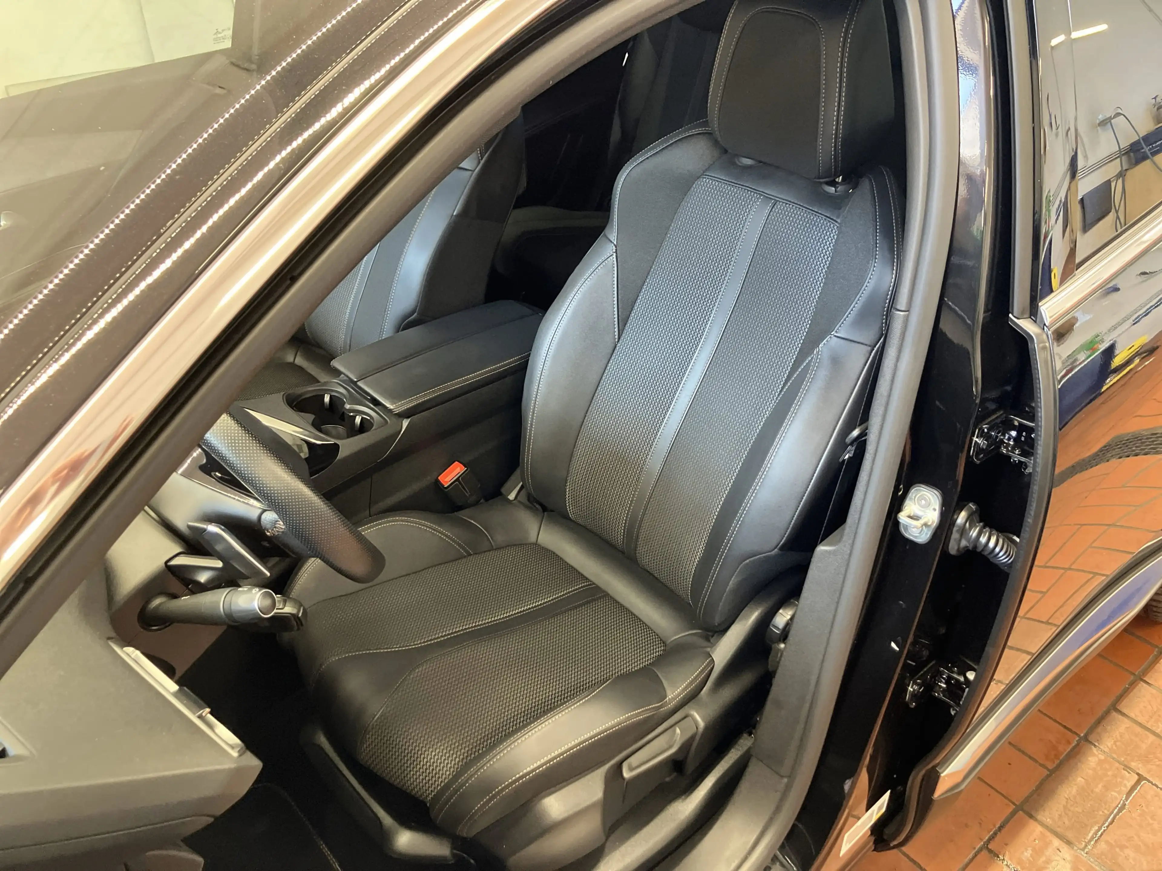 Peugeot 5008 1.2 PureTech 130 GT ACC+LED+Navi+Pano+SD+LM — photo 8