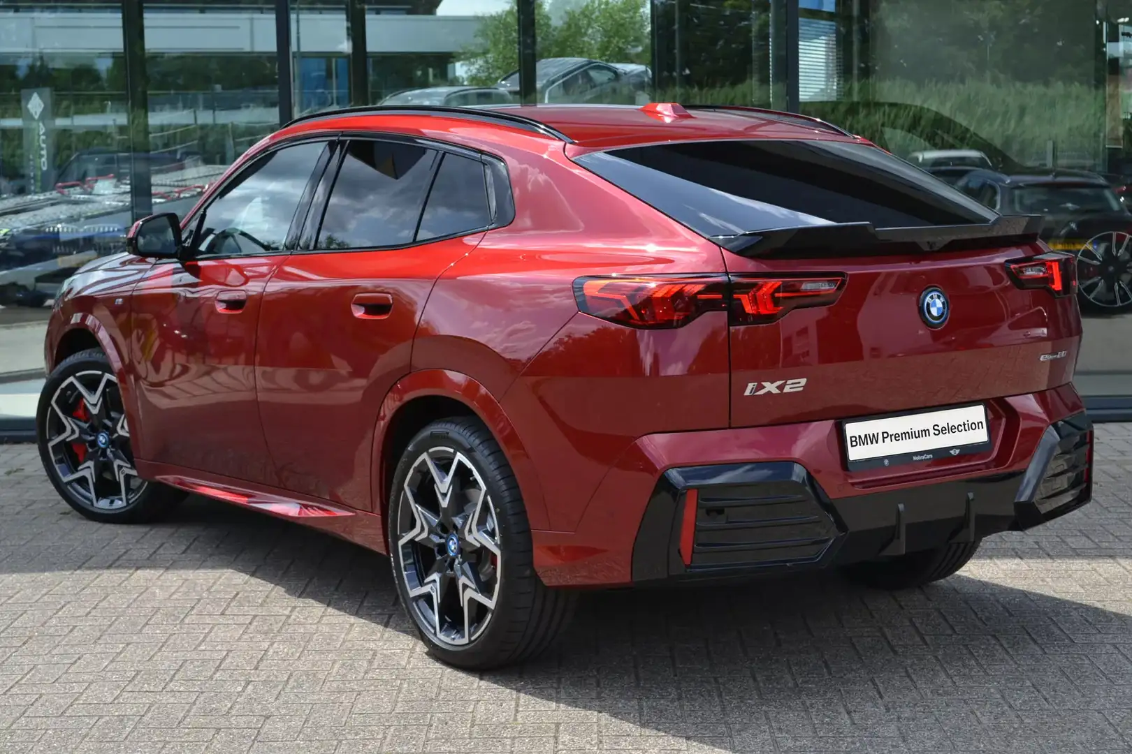 BMW iX2 eDrive20 High Executive M Sport / Panoramadak / Ad Rojo - 2