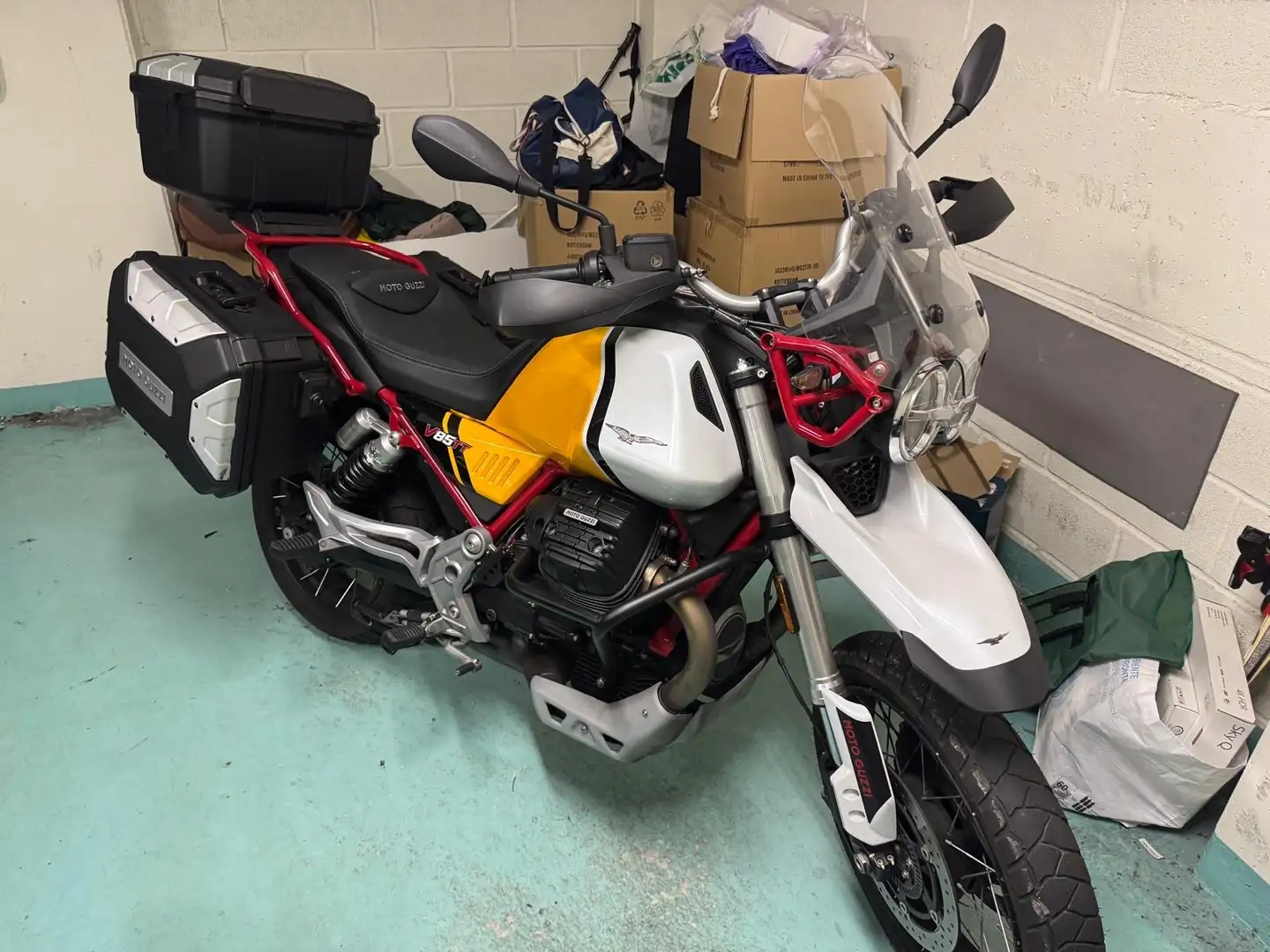 Moto Guzzi V 85 TT Giallo - 1