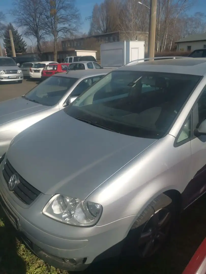 Volkswagen Touran 2.0 TDI DSG Highline - 2