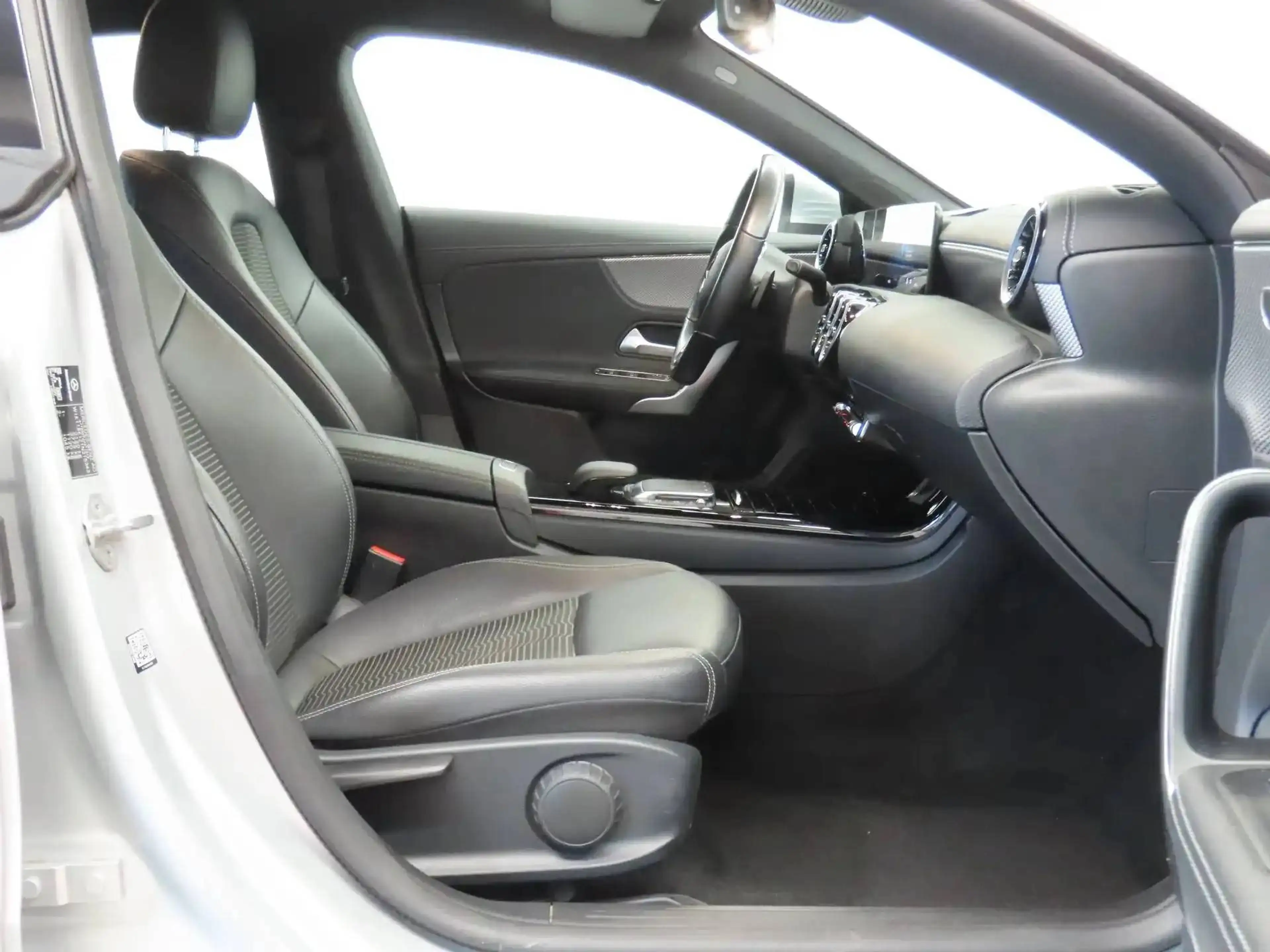 Mercedes-Benz CLA 200 d ShootingBrake 8G **LED-CAMERA-CUIR/TISSU-NAVI** — photo 5