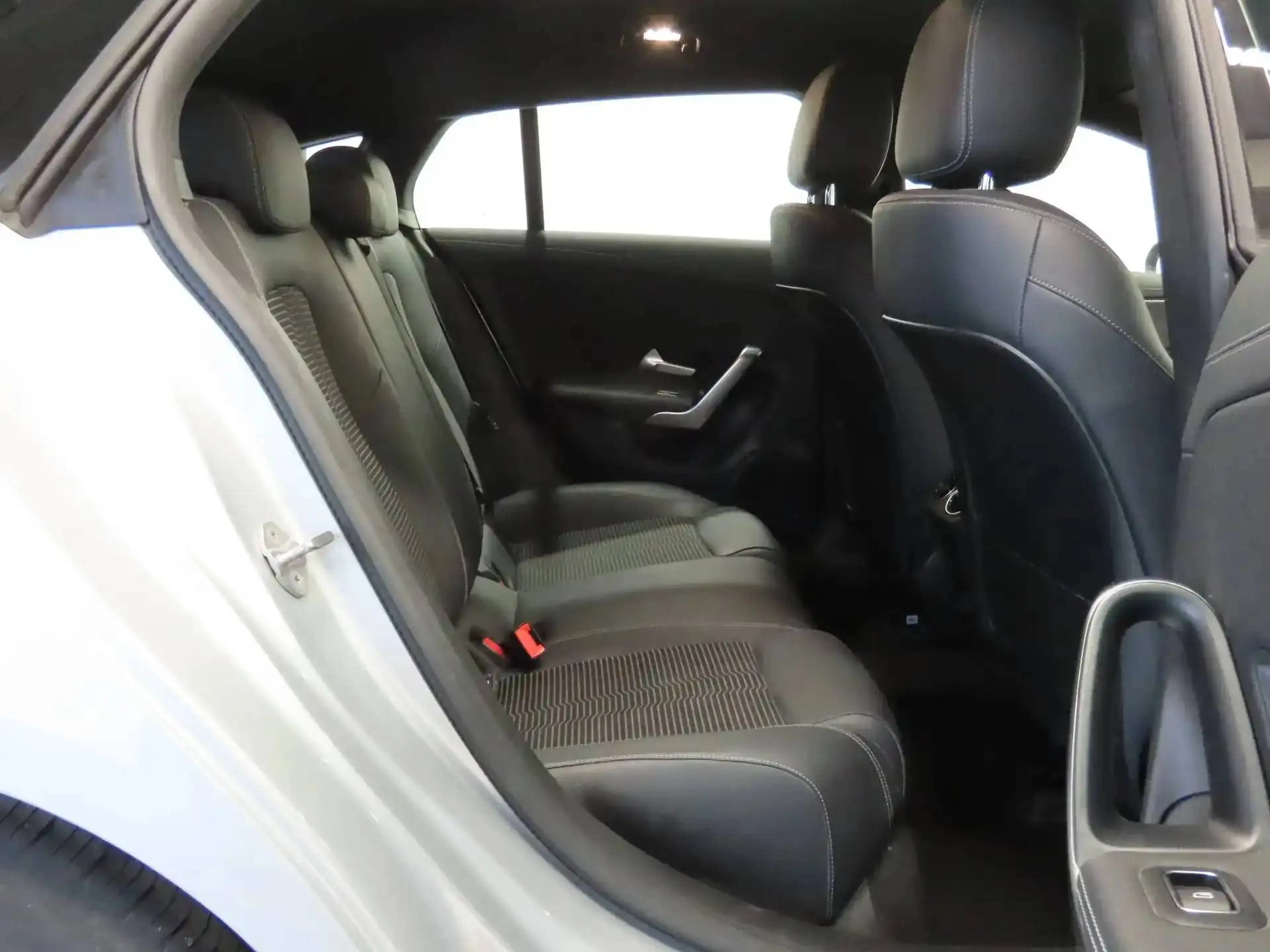 Mercedes-Benz CLA 200 d ShootingBrake 8G **LED-CAMERA-CUIR/TISSU-NAVI** — photo 6