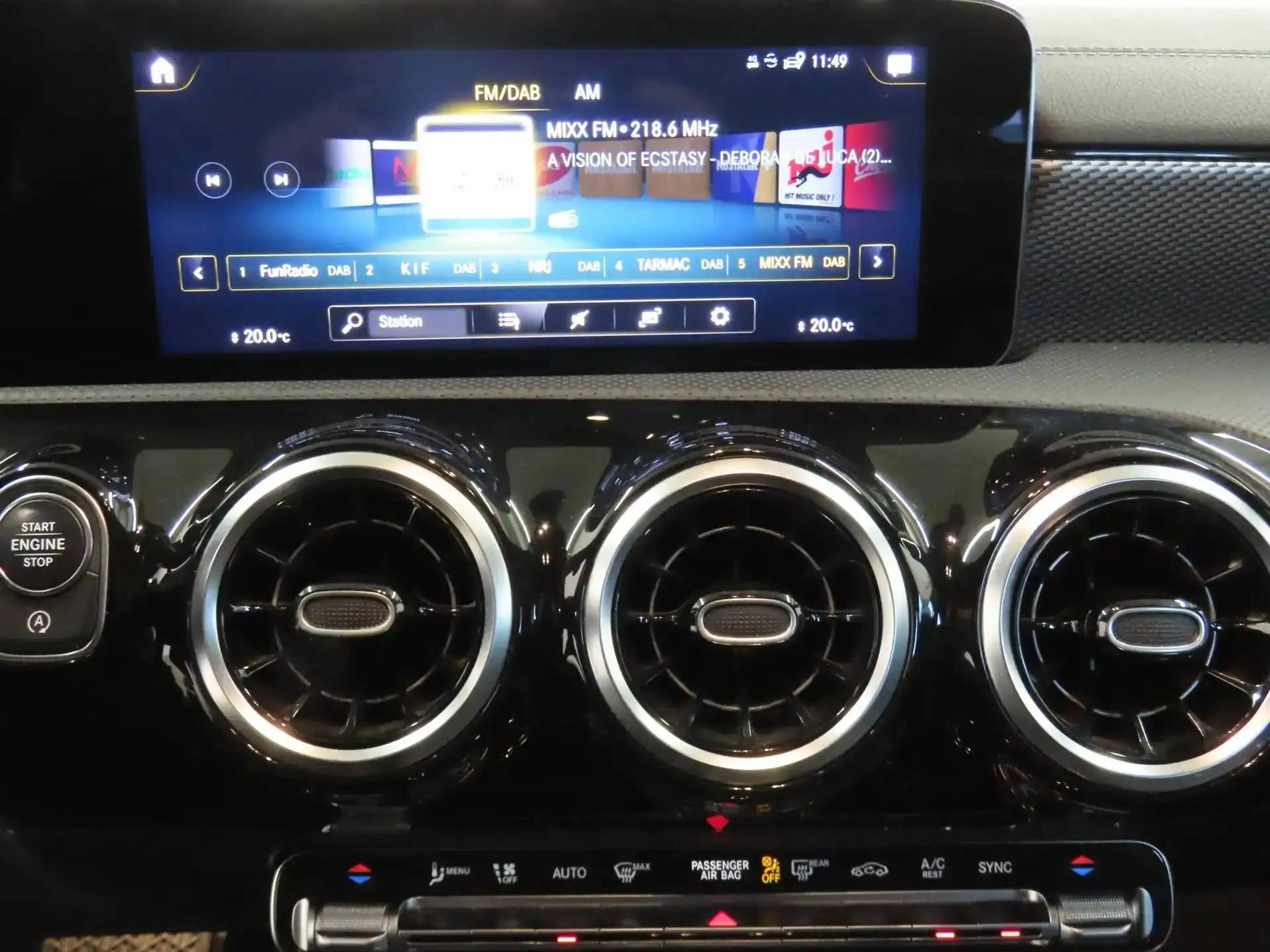 Mercedes-Benz CLA 200 d ShootingBrake 8G **LED-CAMERA-CUIR/TISSU-NAVI** — photo 11