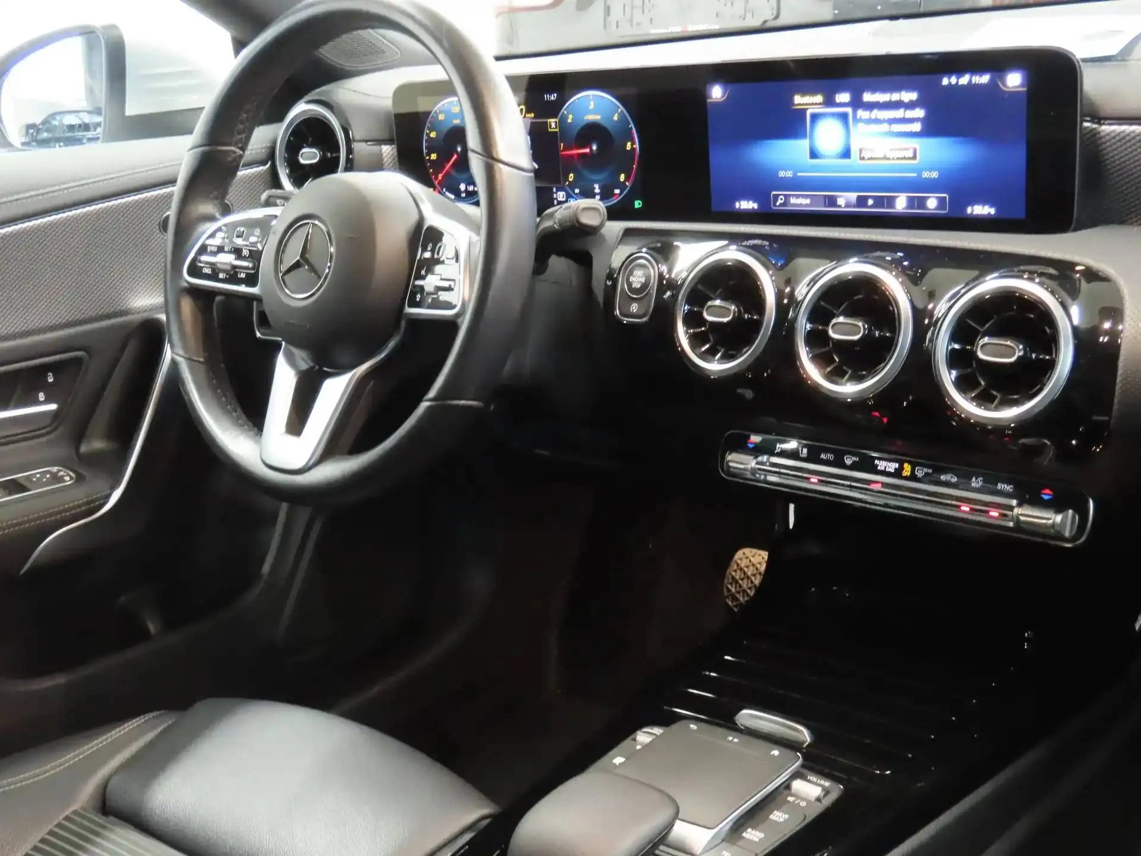 Mercedes-Benz CLA 200 d ShootingBrake 8G **LED-CAMERA-CUIR/TISSU-NAVI** — photo 8