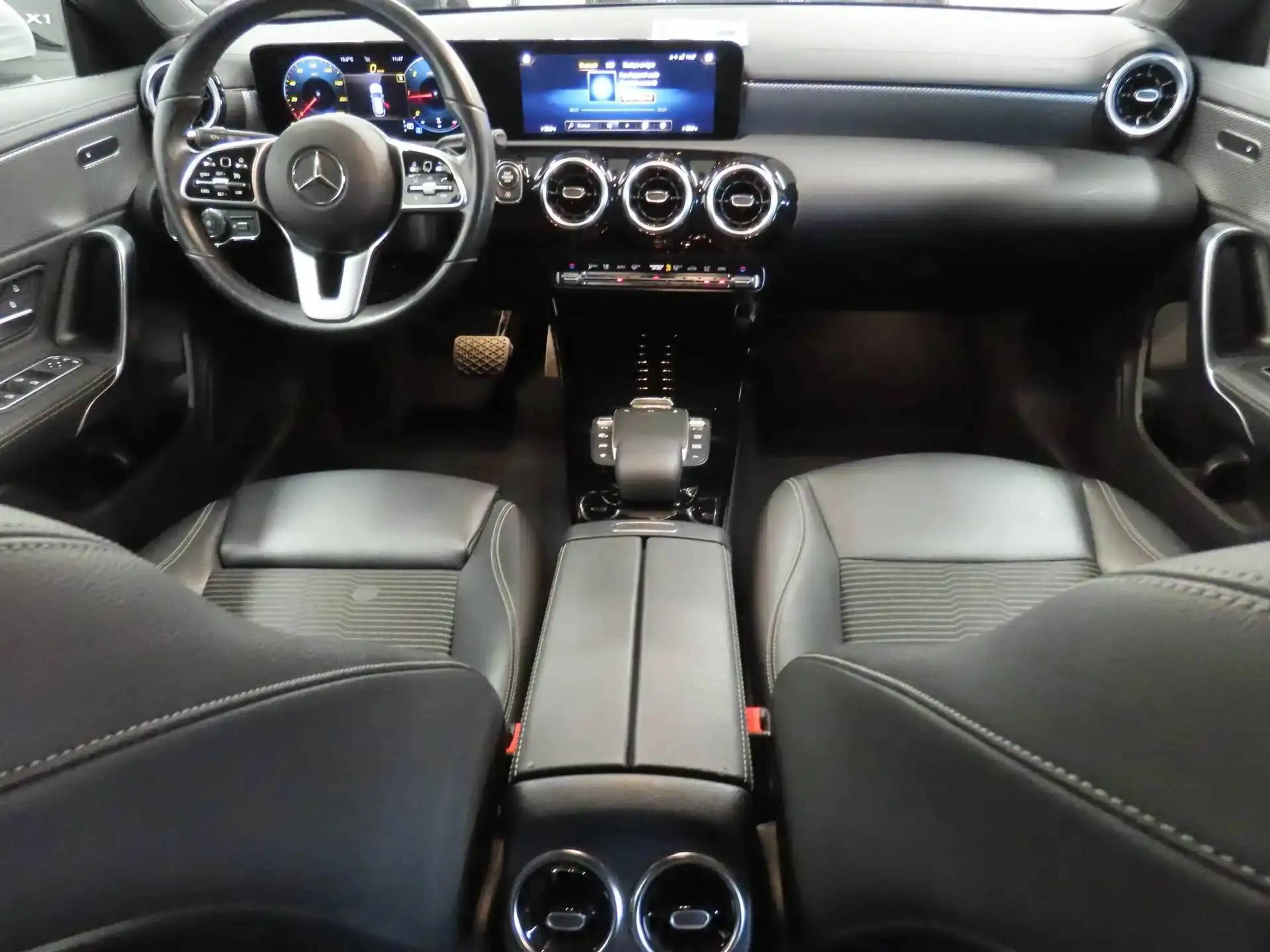 Mercedes-Benz CLA 200 d ShootingBrake 8G **LED-CAMERA-CUIR/TISSU-NAVI** — photo 7