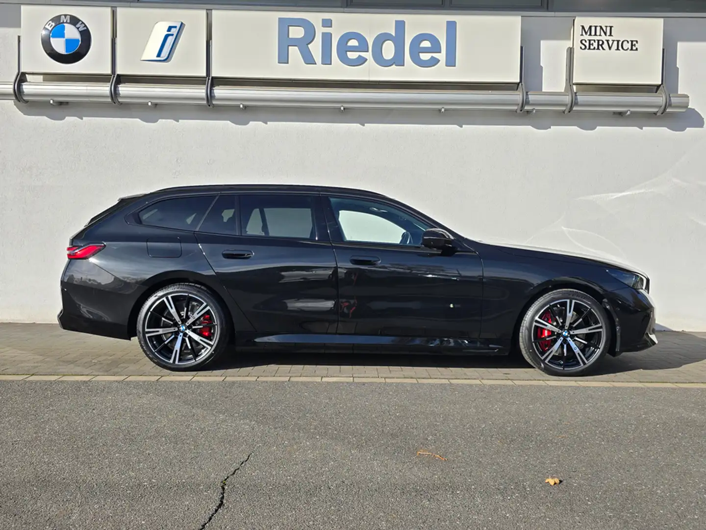 BMW 550 e xDrive Touring Navi Tempom.aktiv Panoramadach Bl Schwarz - 2
