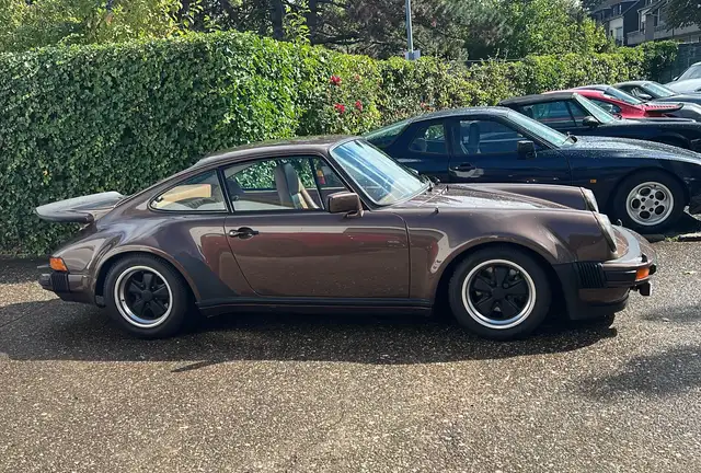 Porsche 930