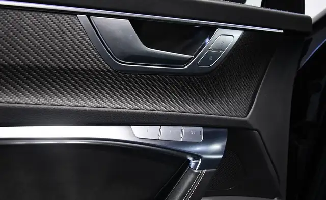Audi RS6 Avant view 9
