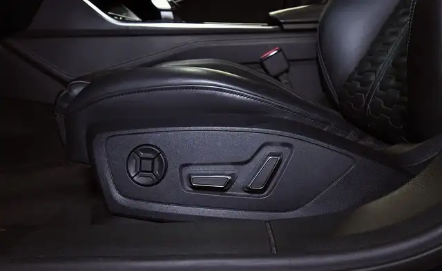 Audi RS6 Avant view 10