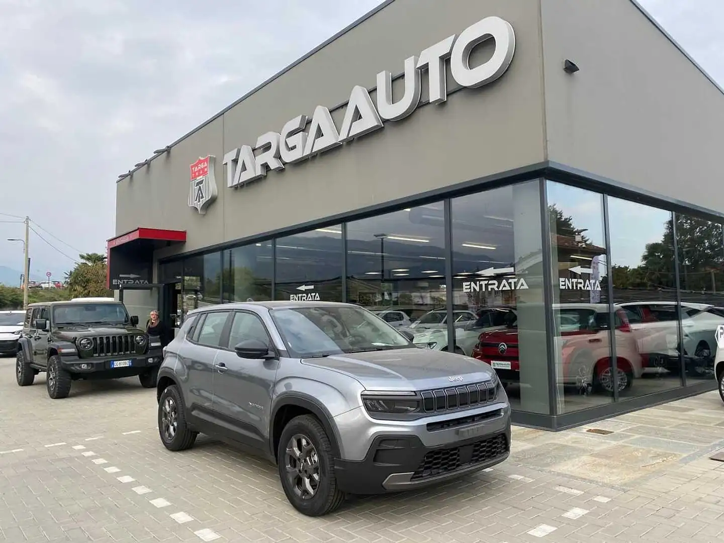 Jeep Avenger 1.2 Turbo 100 CV Longitude Gris - 1