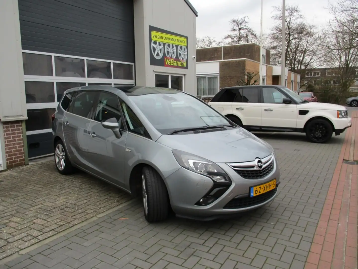 Opel Zafira Tourer 1.4 TCosmo 7P Autom. /Navi/ Pano dak/ Trekhaak! Grijs - 2