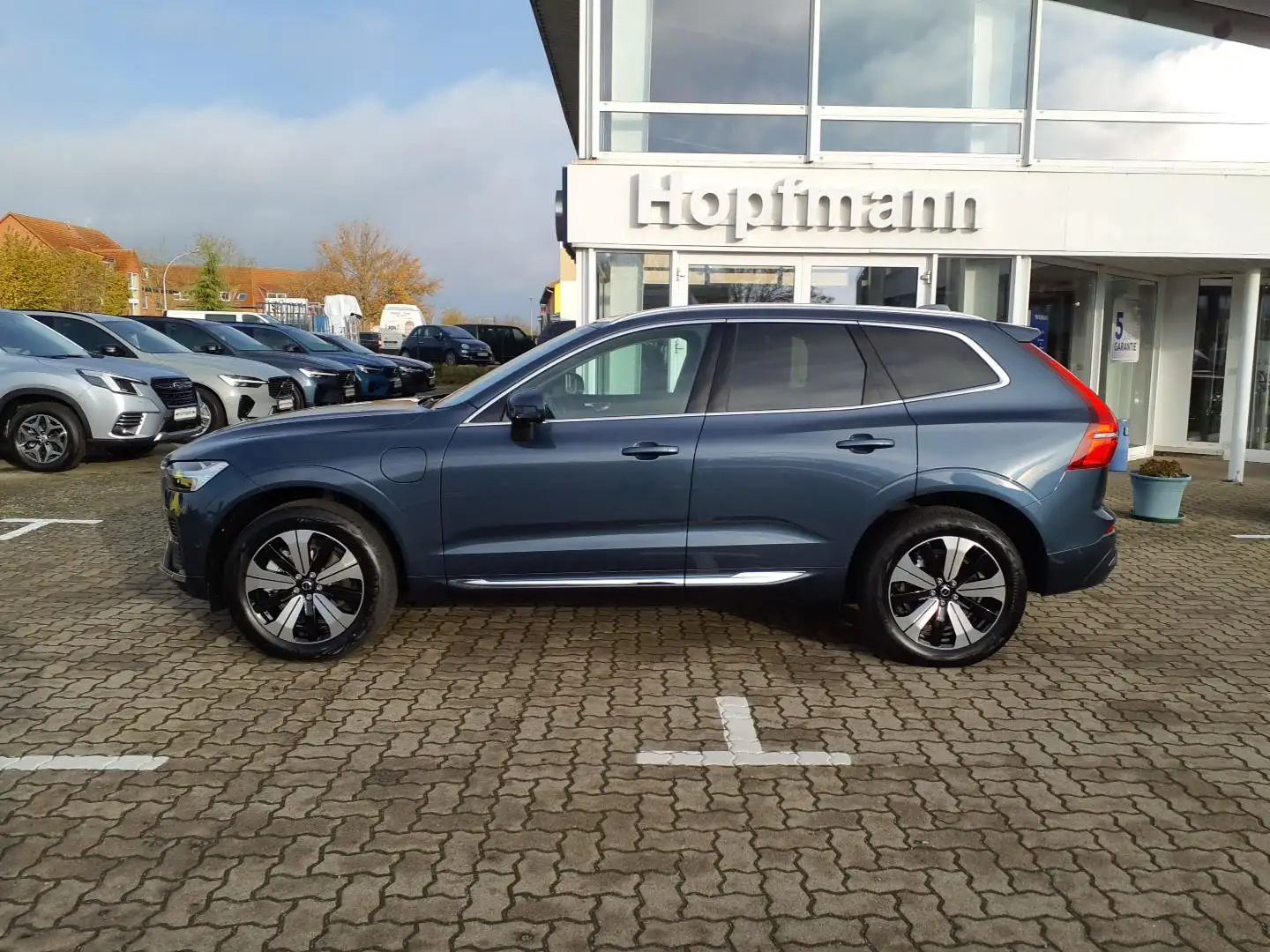 Volvo XC60 T6 Plus Bright Recharge Plug-In Hybrid AWD Blau - 2