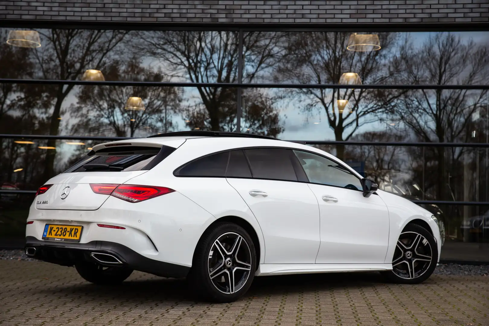 Mercedes-Benz CLA 220 Shooting Brake Premium Plus , Panoramadak, Sfeerve Wit - 2