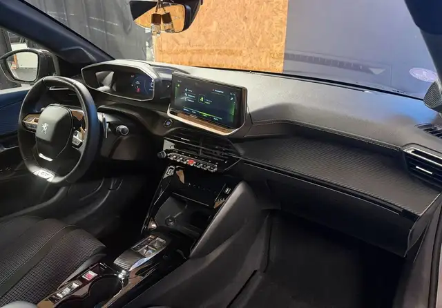 Peugeot 208 view 11