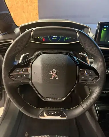 Peugeot 208 view 9