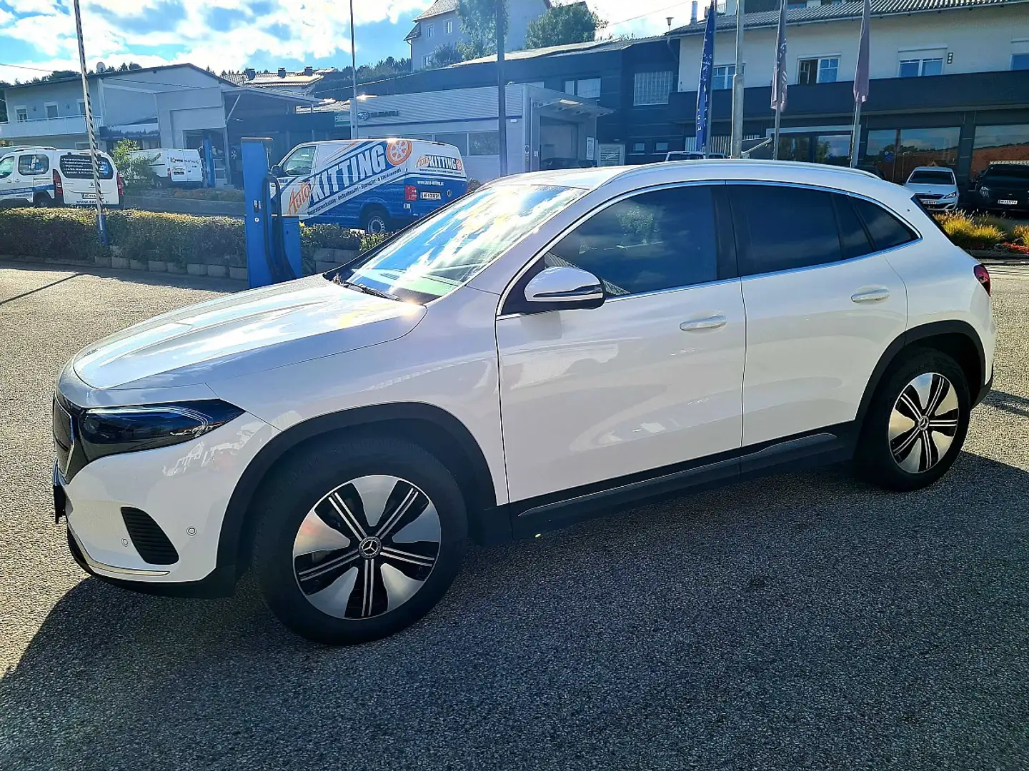 Mercedes-Benz EQA 300 4 Matik Österreich-Edition Aut. Weiß - 2