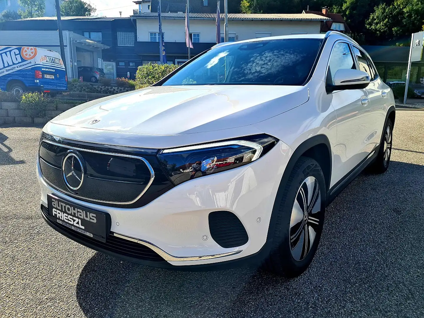 Mercedes-Benz EQA 300 4 Matik Österreich-Edition Aut. Weiß - 1