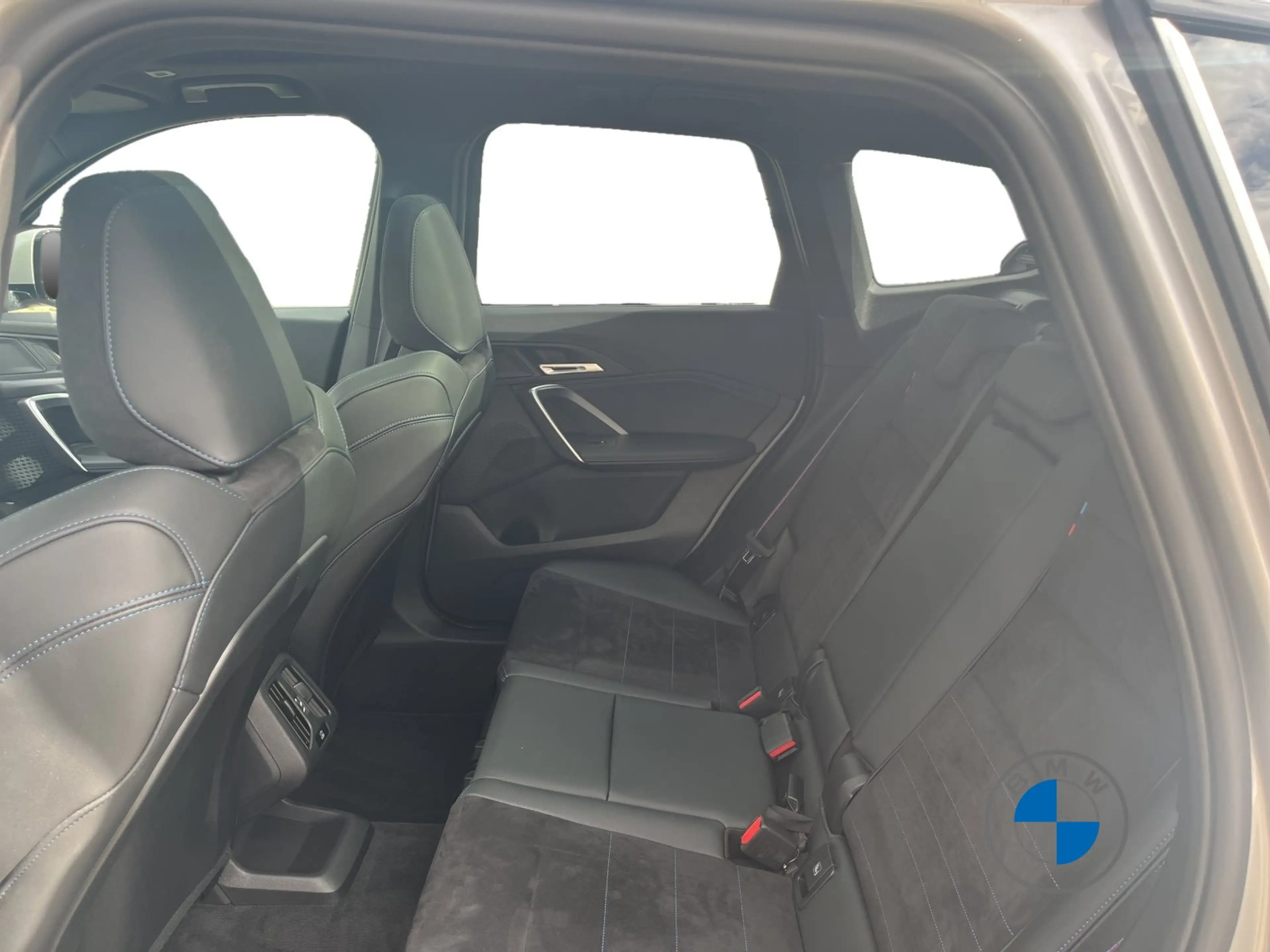 BMW X1 sDrive20i M Sport Pro 19" AHK Pano LED — photo 15