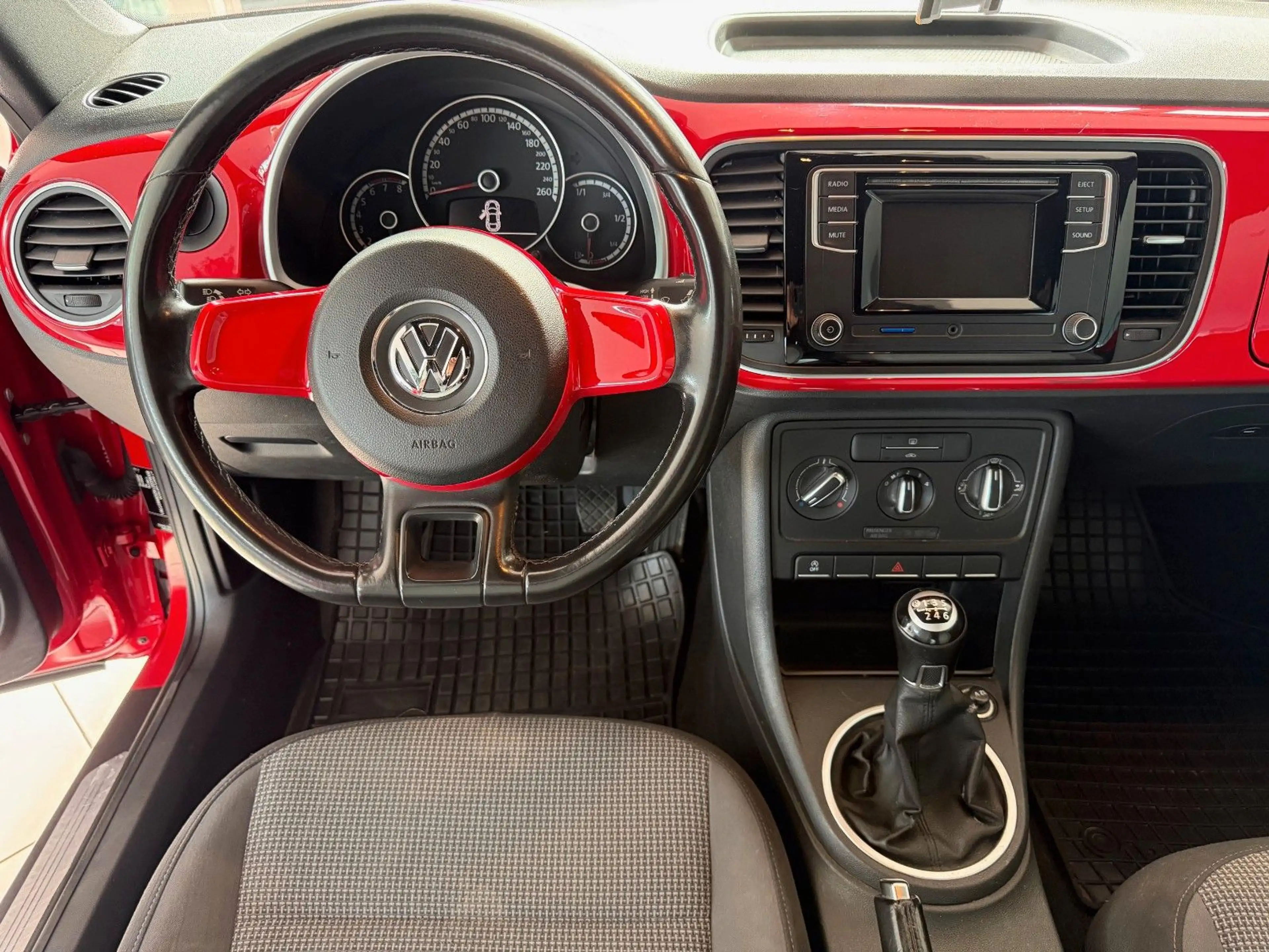 Volkswagen Beetle Cabriolet 1.2 TSI Design BMT — photo 7