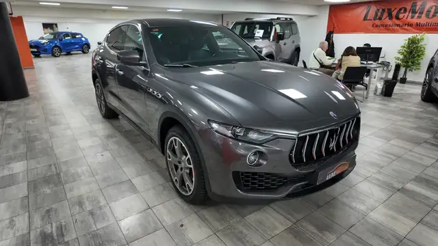 Maserati Levante view 8