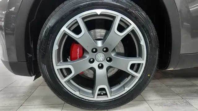 Maserati Levante view 11