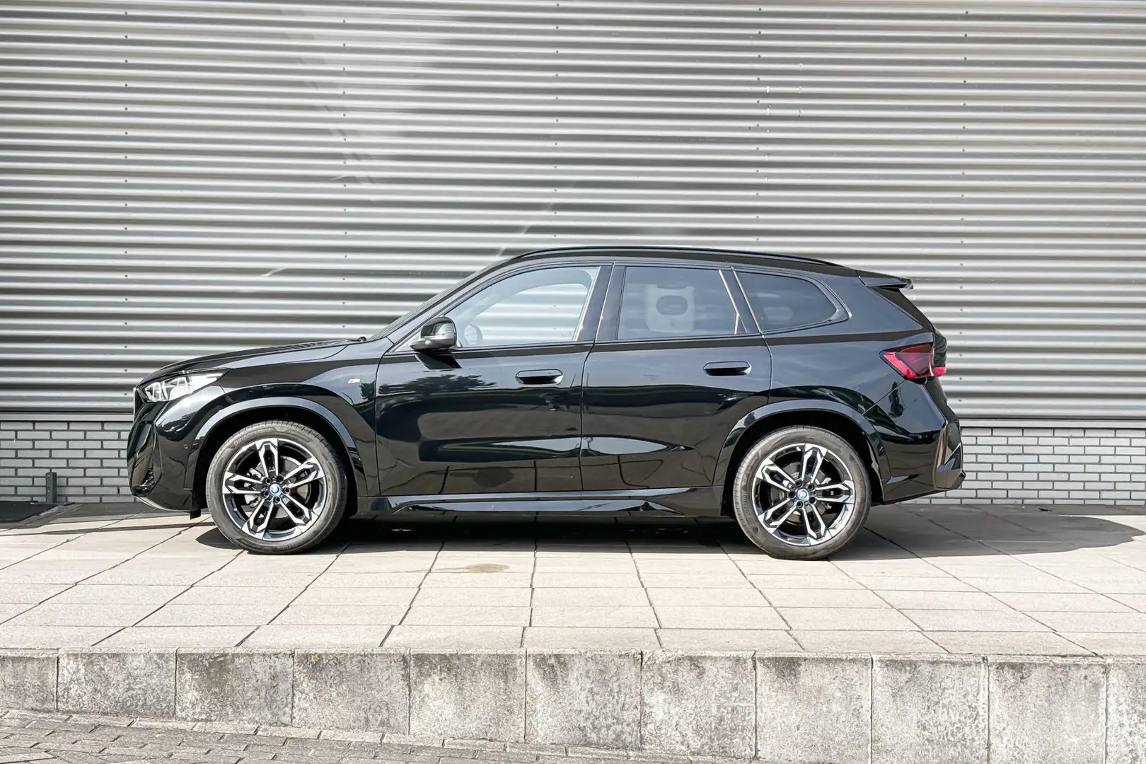 BMW iX1 eDrive20 M Sportpakket / Premium Pack / Elektrisch Nero - 2