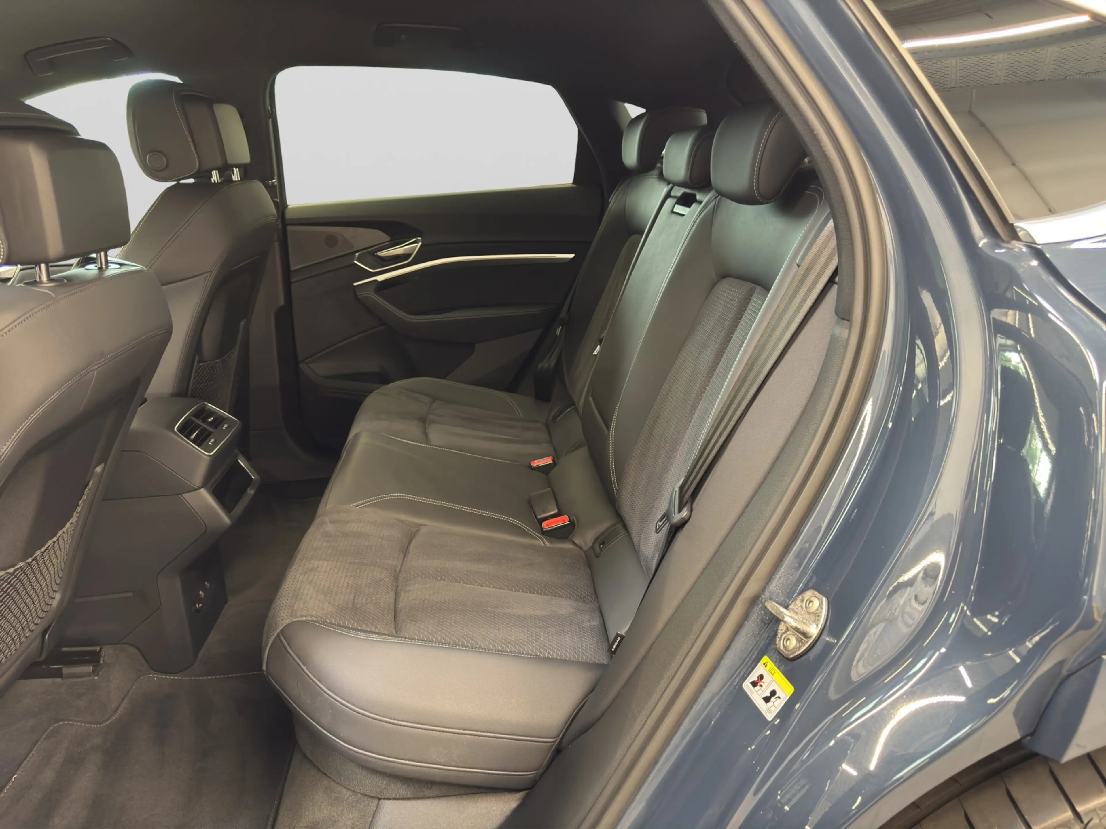 Audi Q8 e-tron 55 quattro S line AHK Kamera Matrix-LED Navi — photo 14