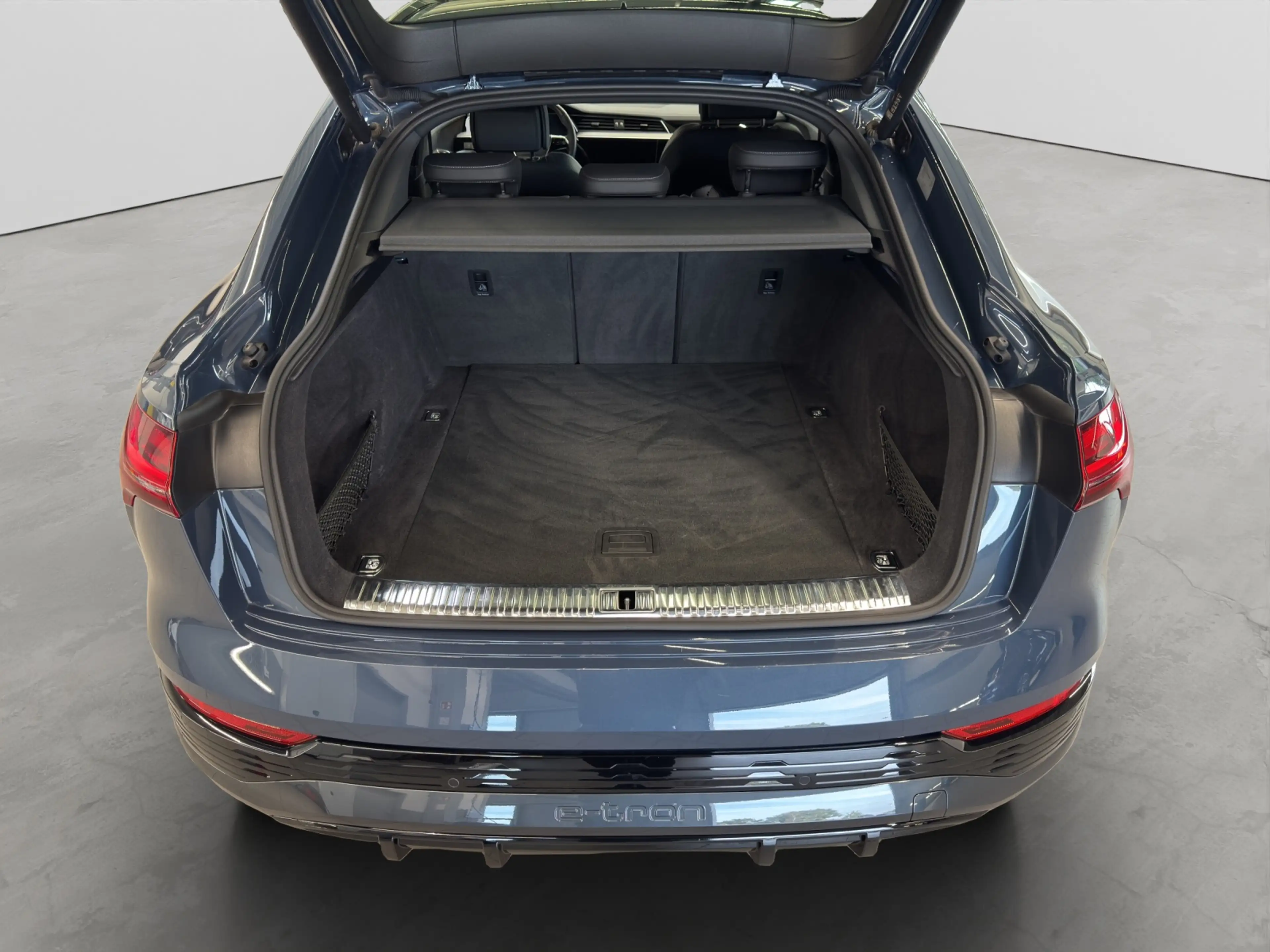 Audi Q8 e-tron 55 quattro S line AHK Kamera Matrix-LED Navi — photo 5