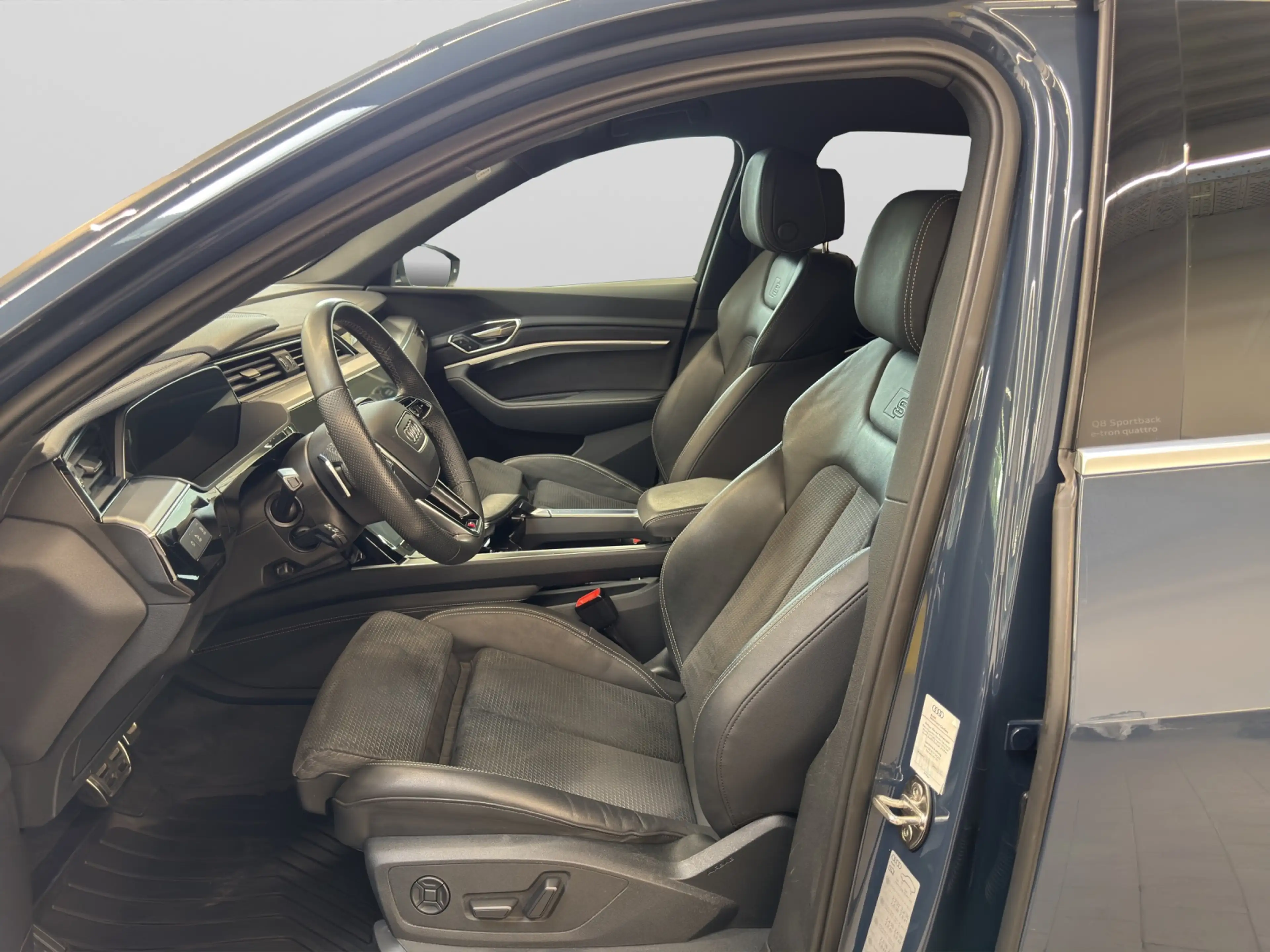 Audi Q8 e-tron 55 quattro S line AHK Kamera Matrix-LED Navi — photo 12