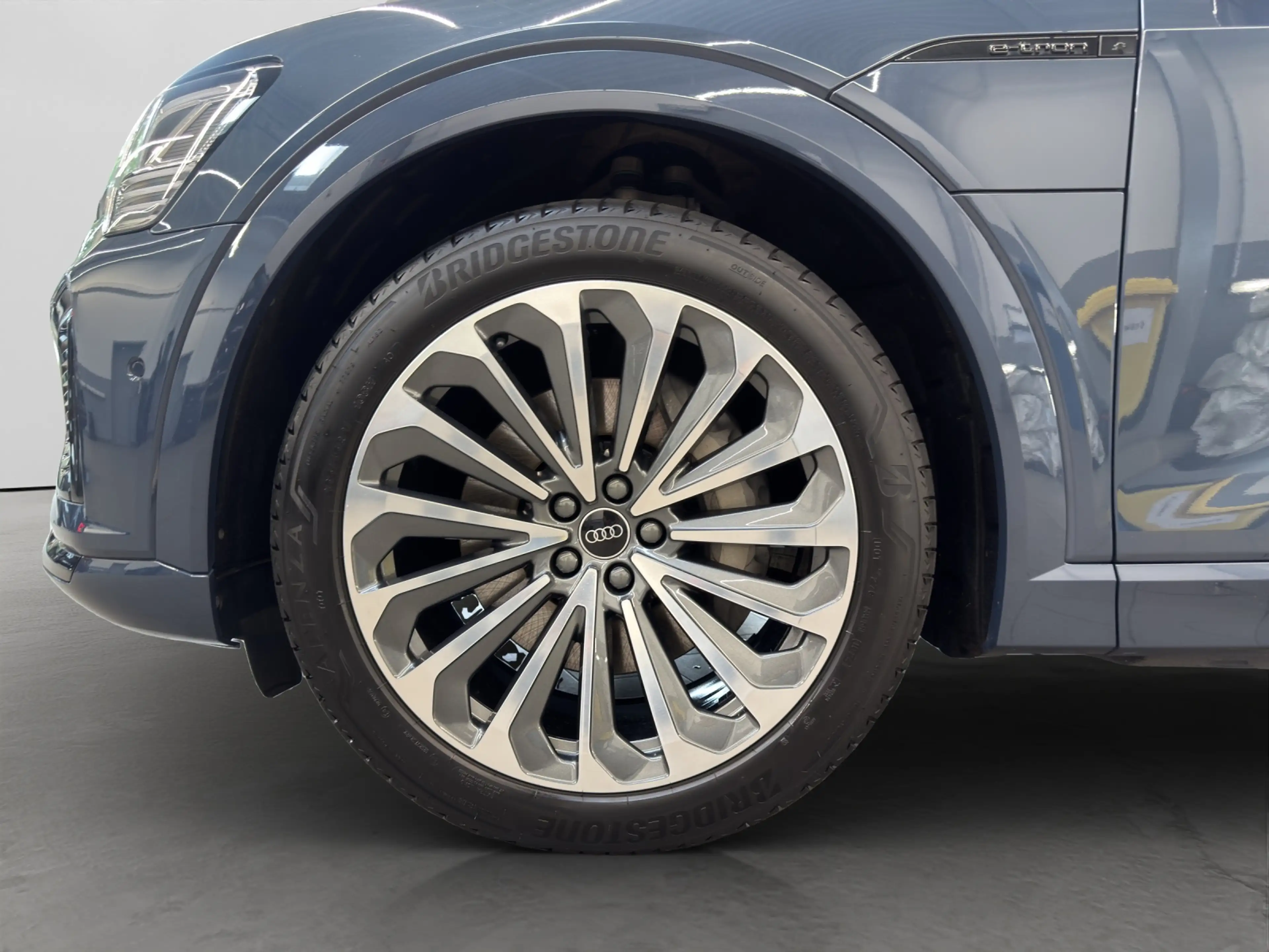 Audi Q8 e-tron 55 quattro S line AHK Kamera Matrix-LED Navi — photo 11