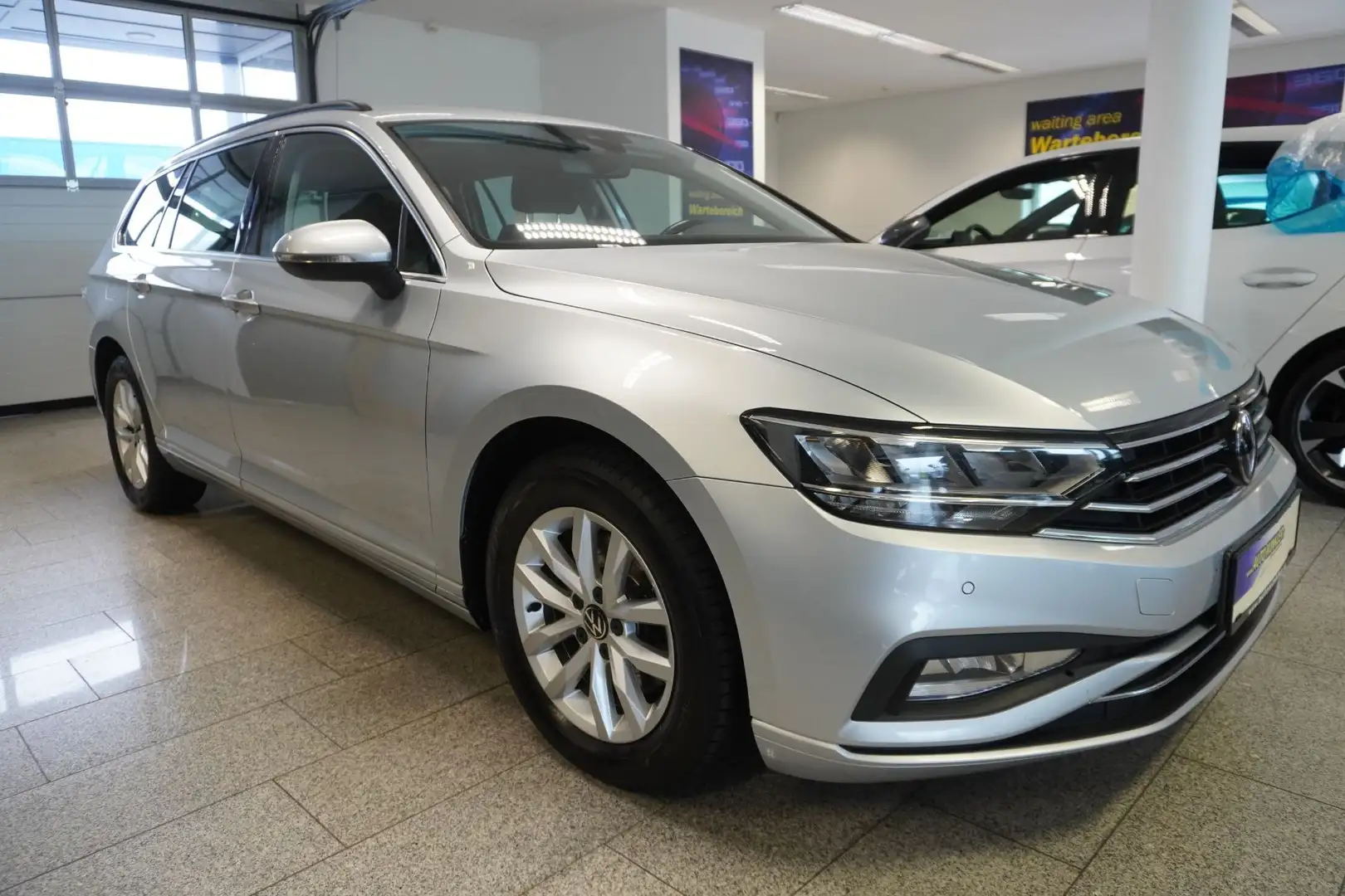 Volkswagen Passat Variant Business 2,0 SCR TDI DSG Sports./Navi/Keyless/LED Silber - 2