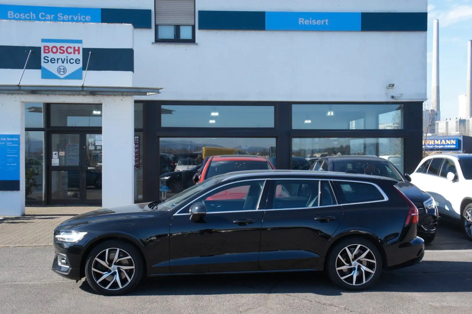 Volvo V60 Kombi Momentum Pro AWD T6*AHK*LED*NAV*310PS* Schwarz - 2