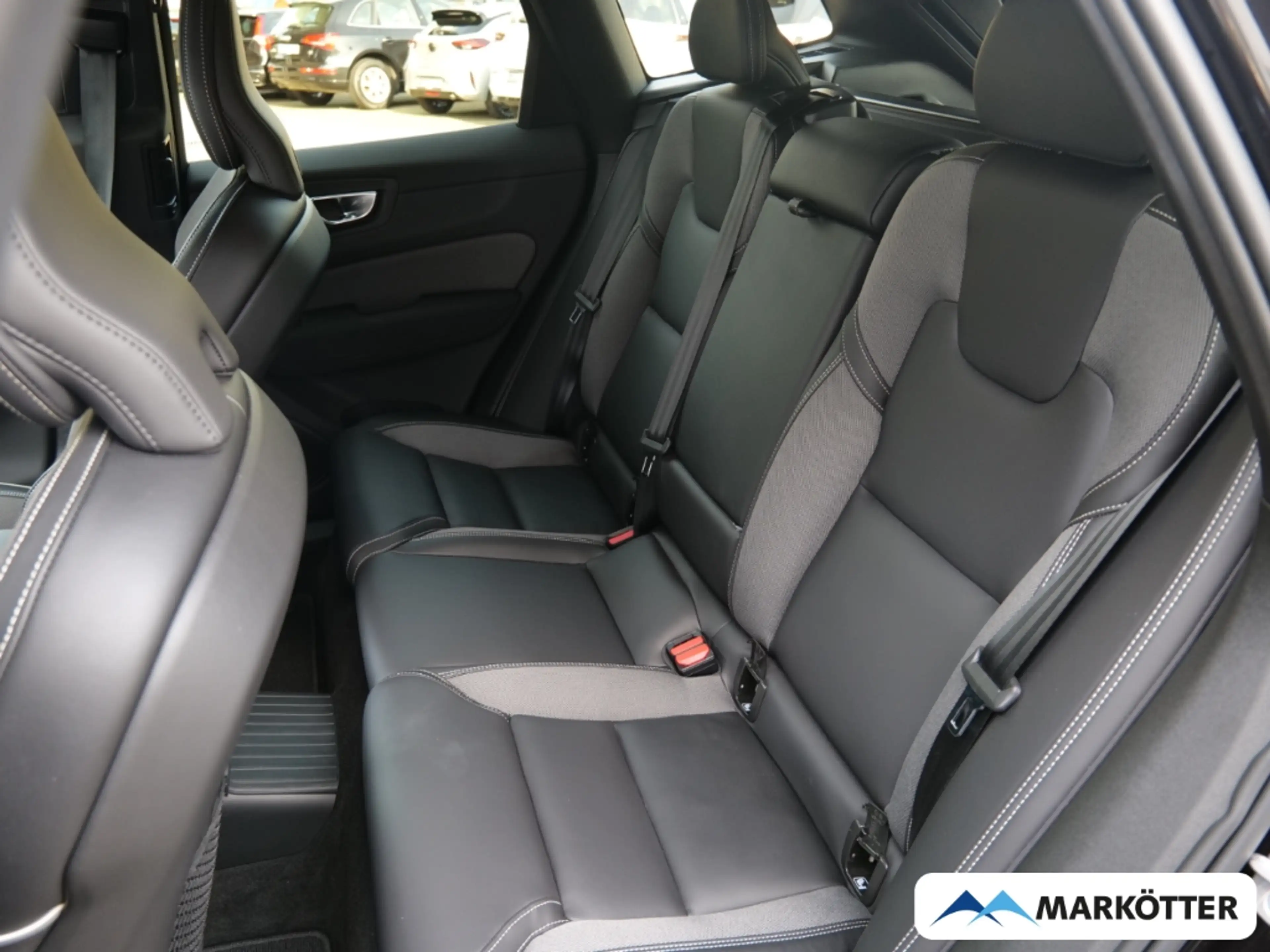 Volvo XC60 T8 AWD Plus Black Edition Plug-In Hybrid — photo 8