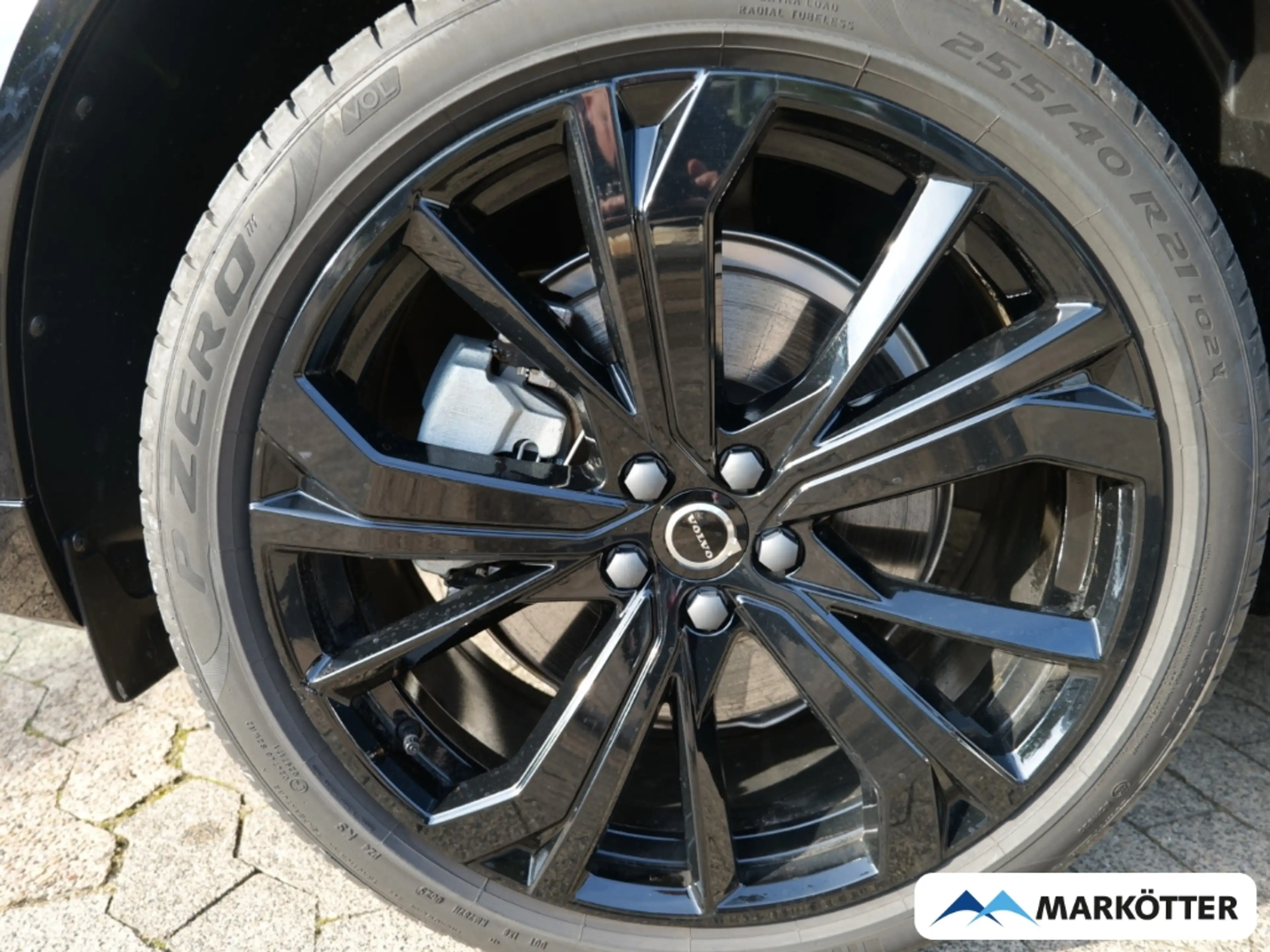 Volvo XC60 T8 AWD Plus Black Edition Plug-In Hybrid — photo 5
