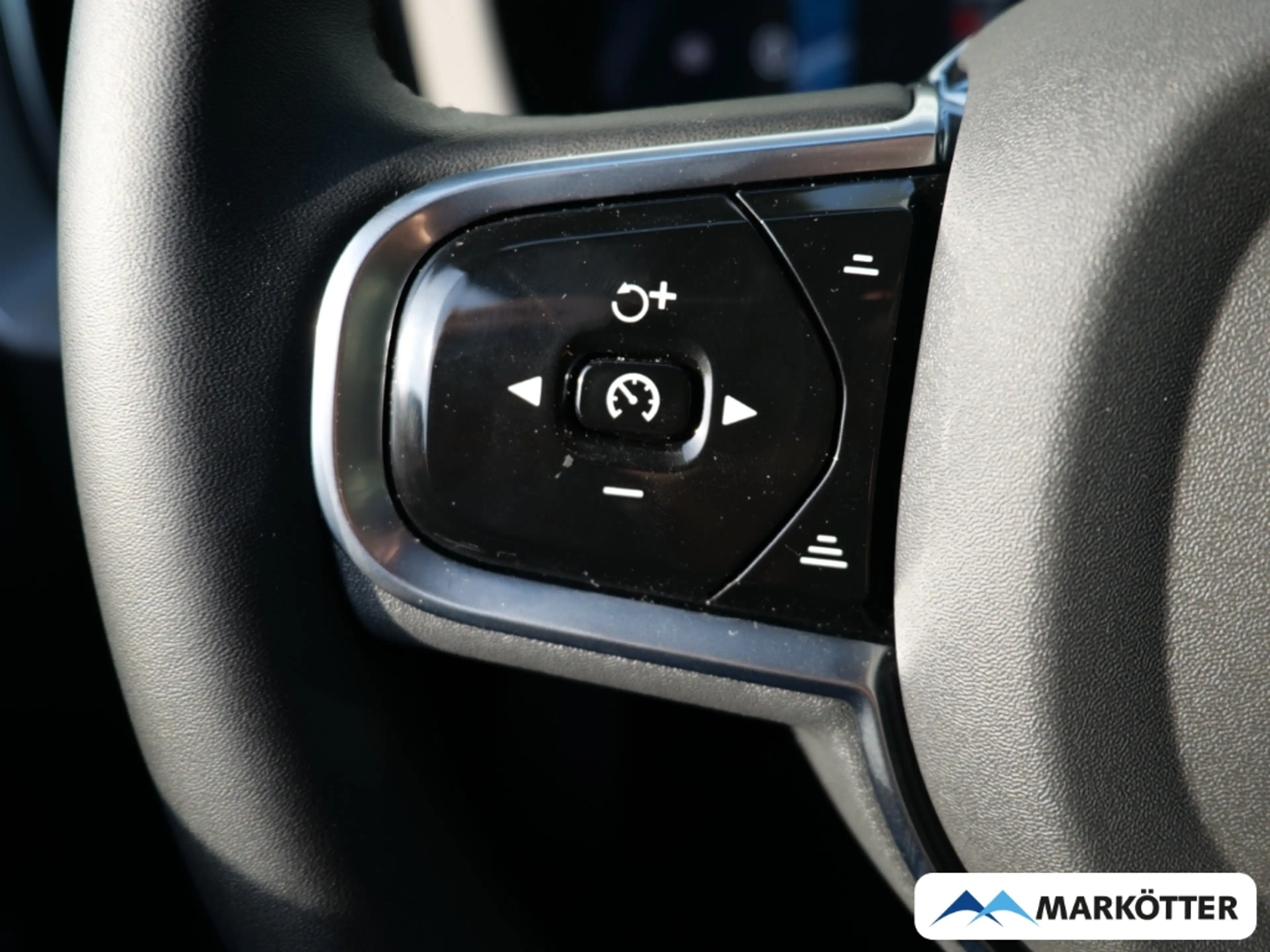 Volvo XC60 T8 AWD Plus Black Edition Plug-In Hybrid — photo 11