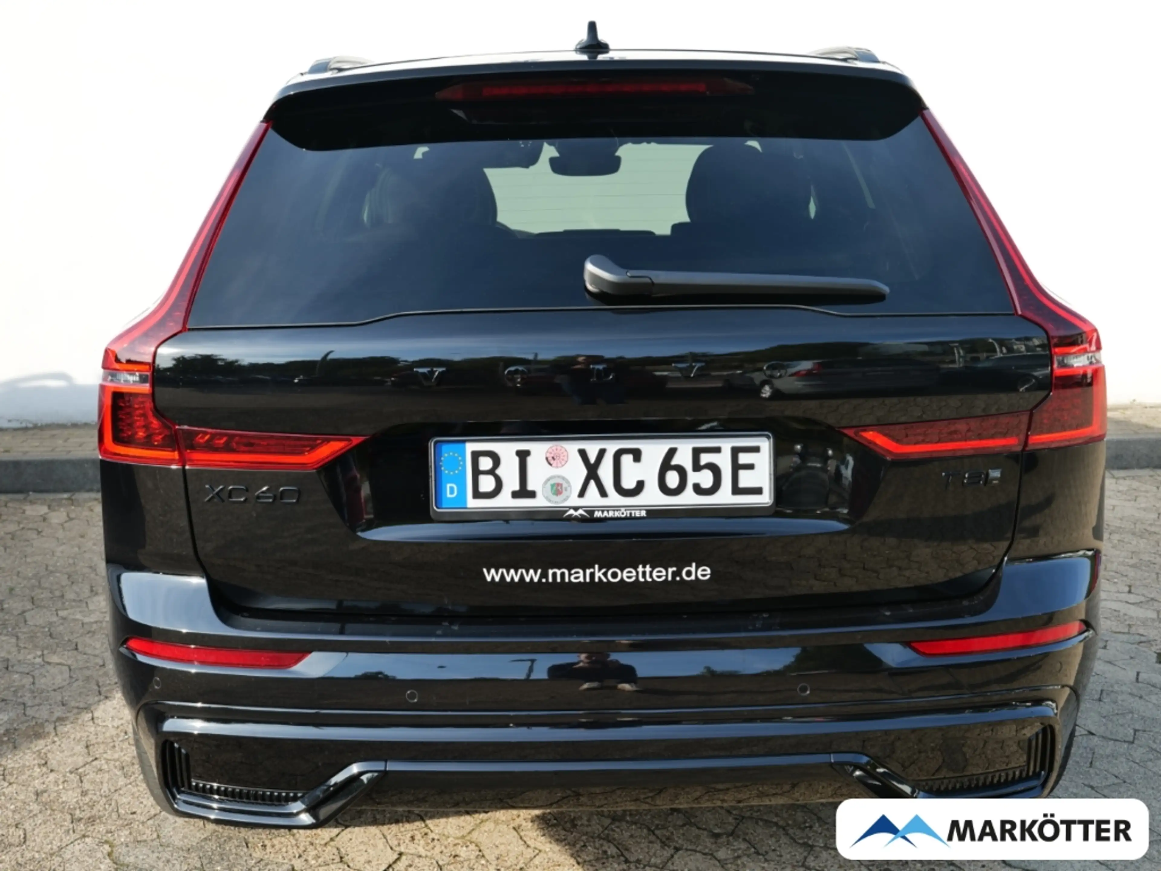 Volvo XC60 T8 AWD Plus Black Edition Plug-In Hybrid — photo 4