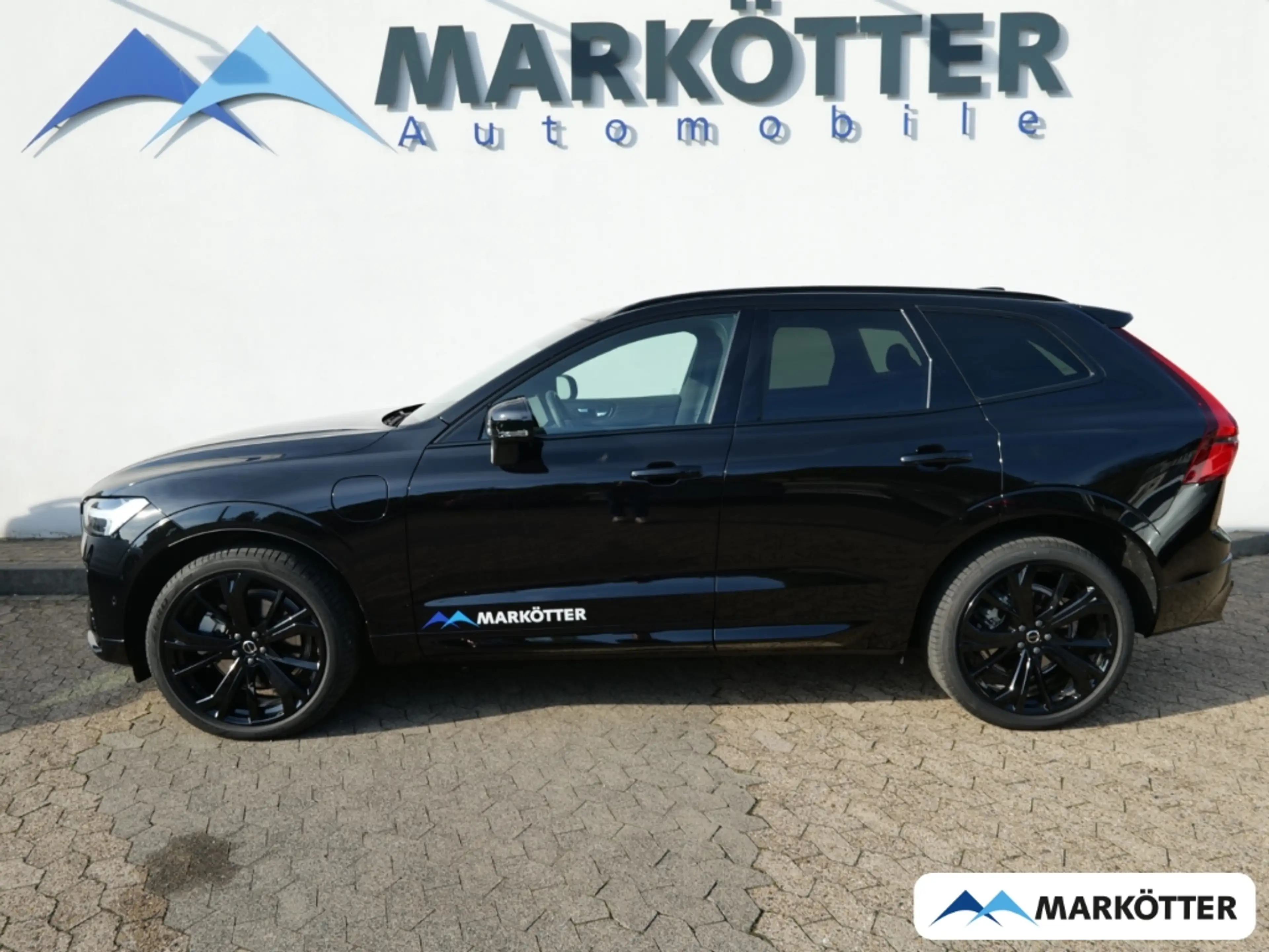 Volvo XC60 T8 AWD Plus Black Edition Plug-In Hybrid — photo 3