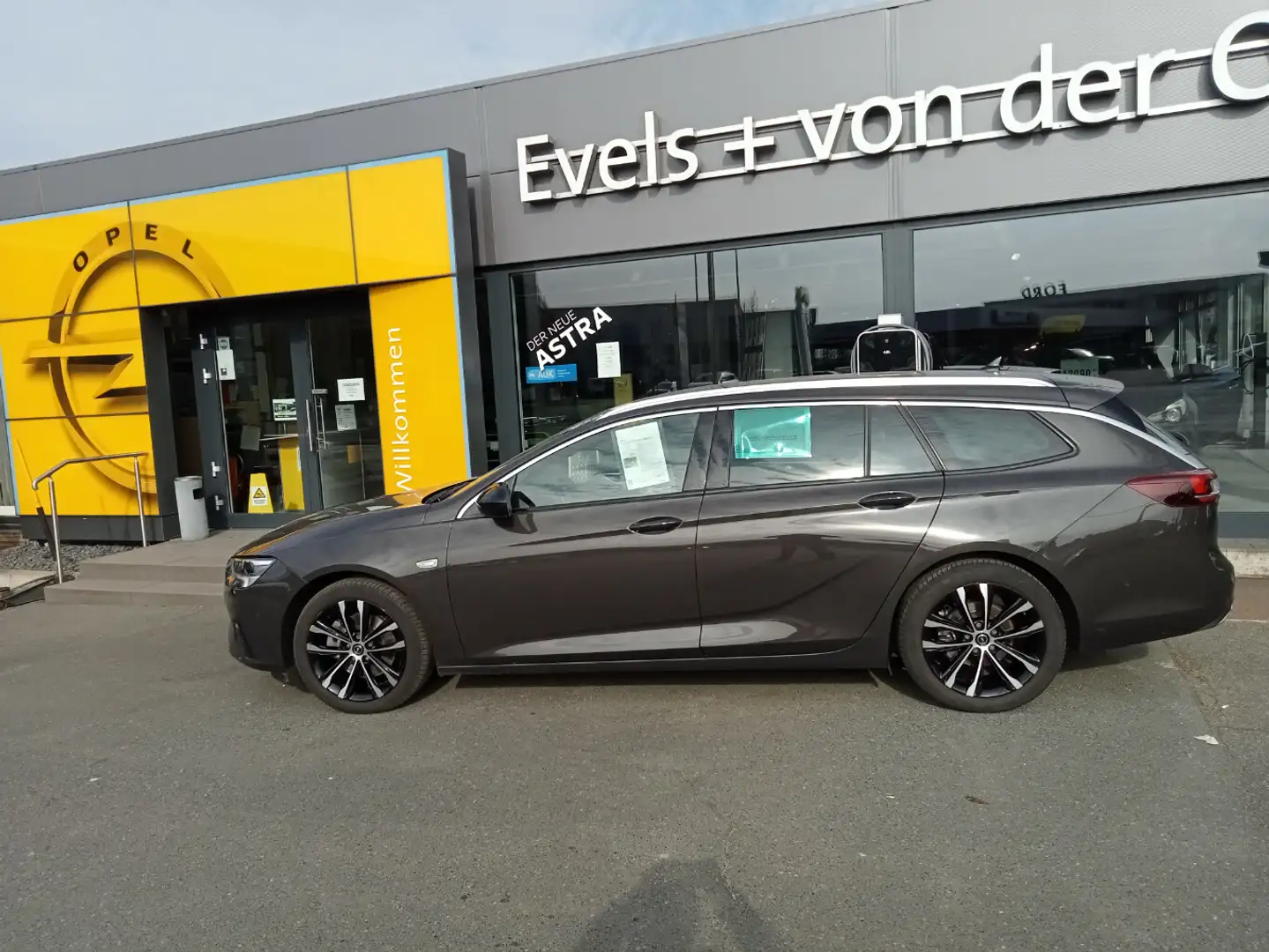 Opel Insignia Ultimate+VOLL+AHK+Panoramadach Bruin - 1