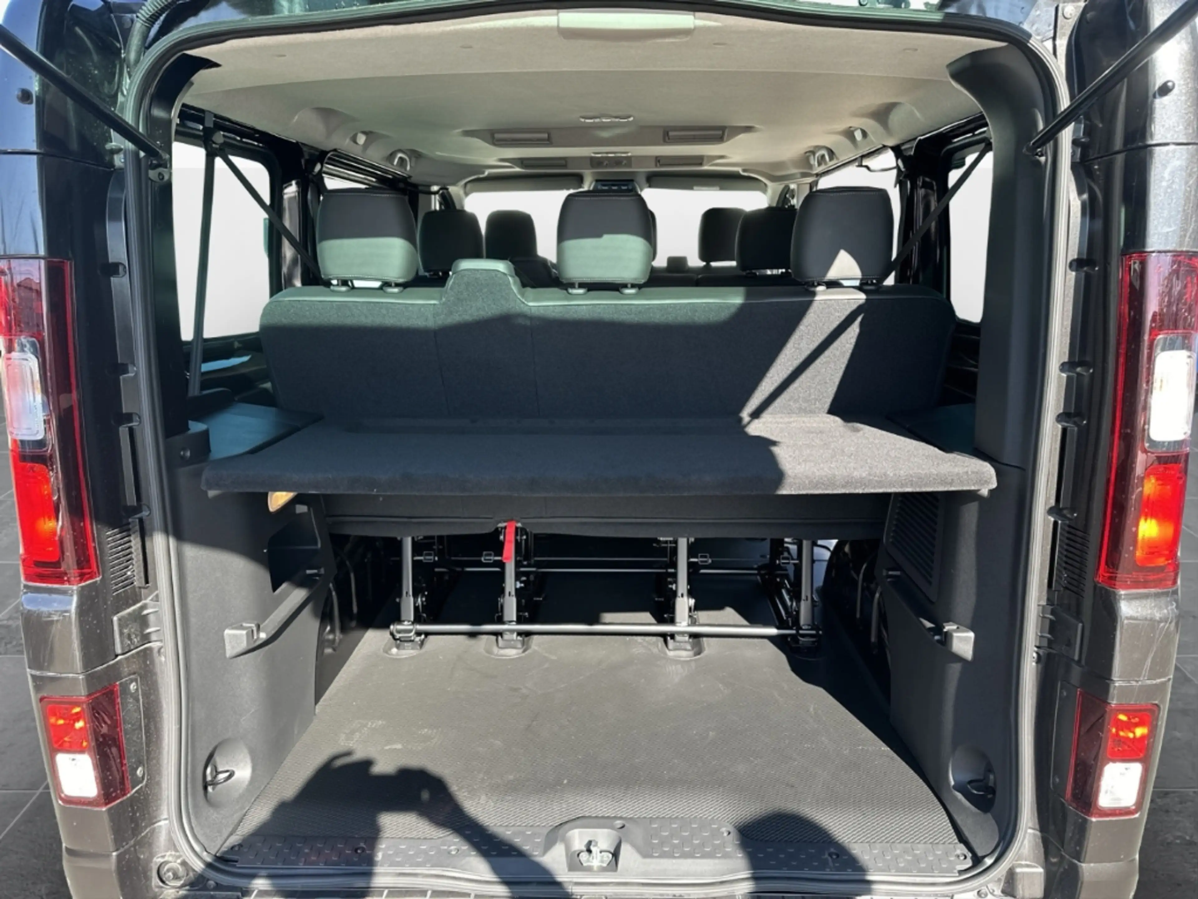 Nissan Primastar Kombi L1H1 2,8t Tekna Navi 360 Kamera LED ACC Appl — photo 15
