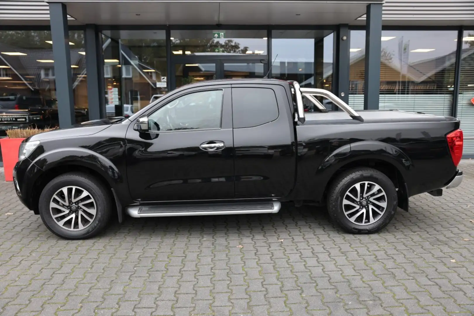 Nissan Navara 2.3 DCI X-TRA SE 4WD VAN Zwart - 2