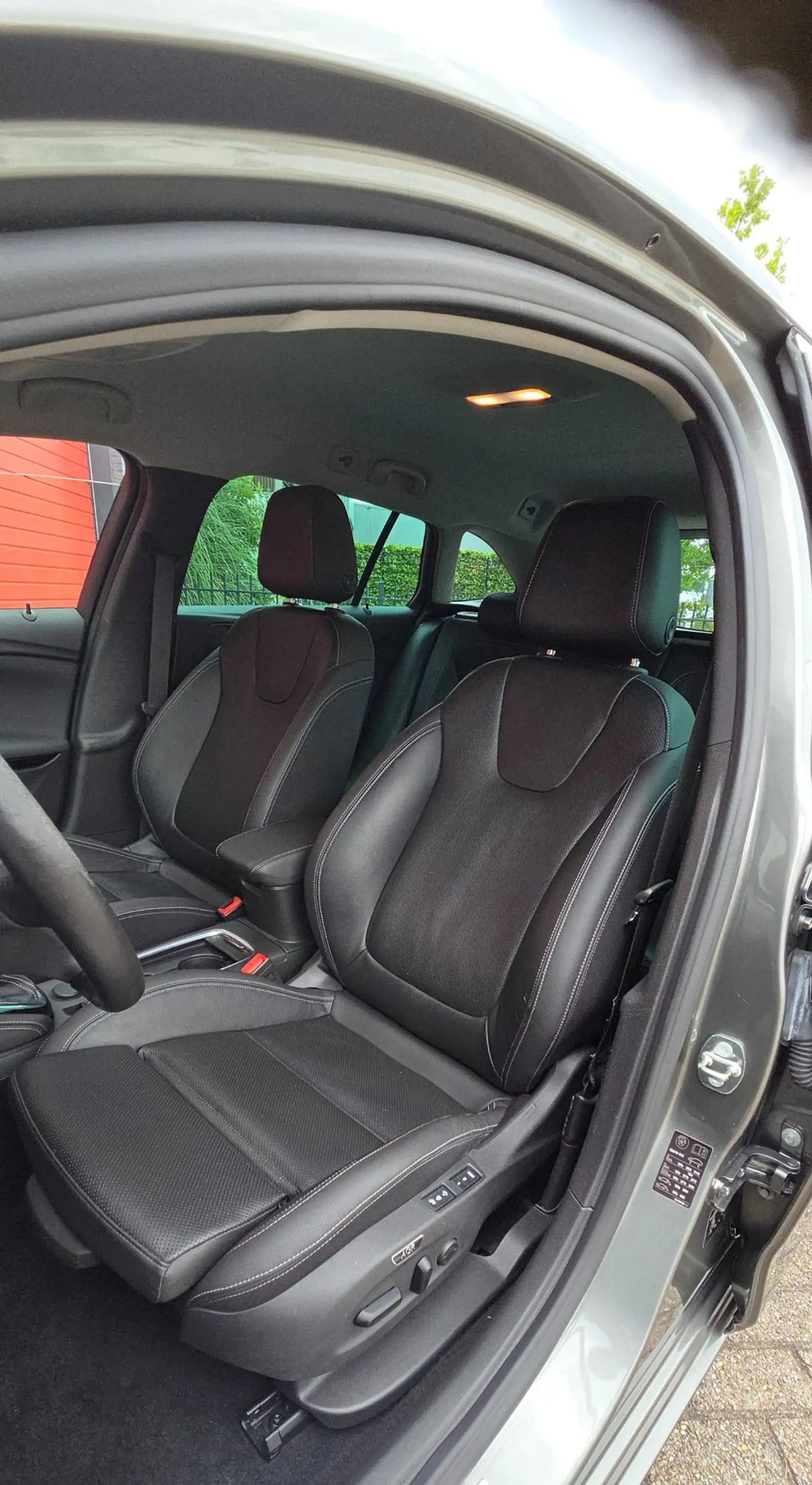 Opel Astra Sports Tourer 1.6 Turbo Ultimate — photo 11