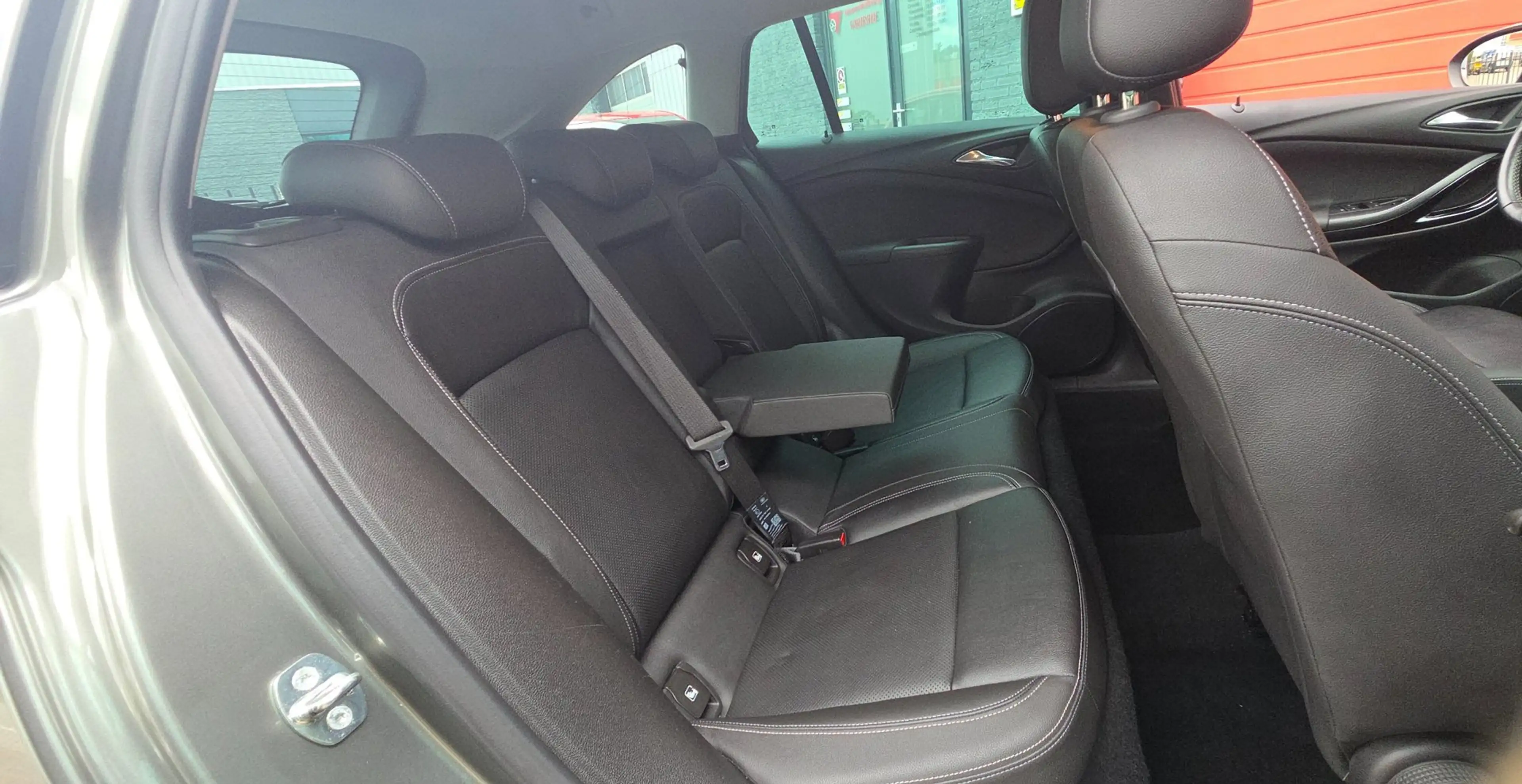 Opel Astra Sports Tourer 1.6 Turbo Ultimate — photo 17