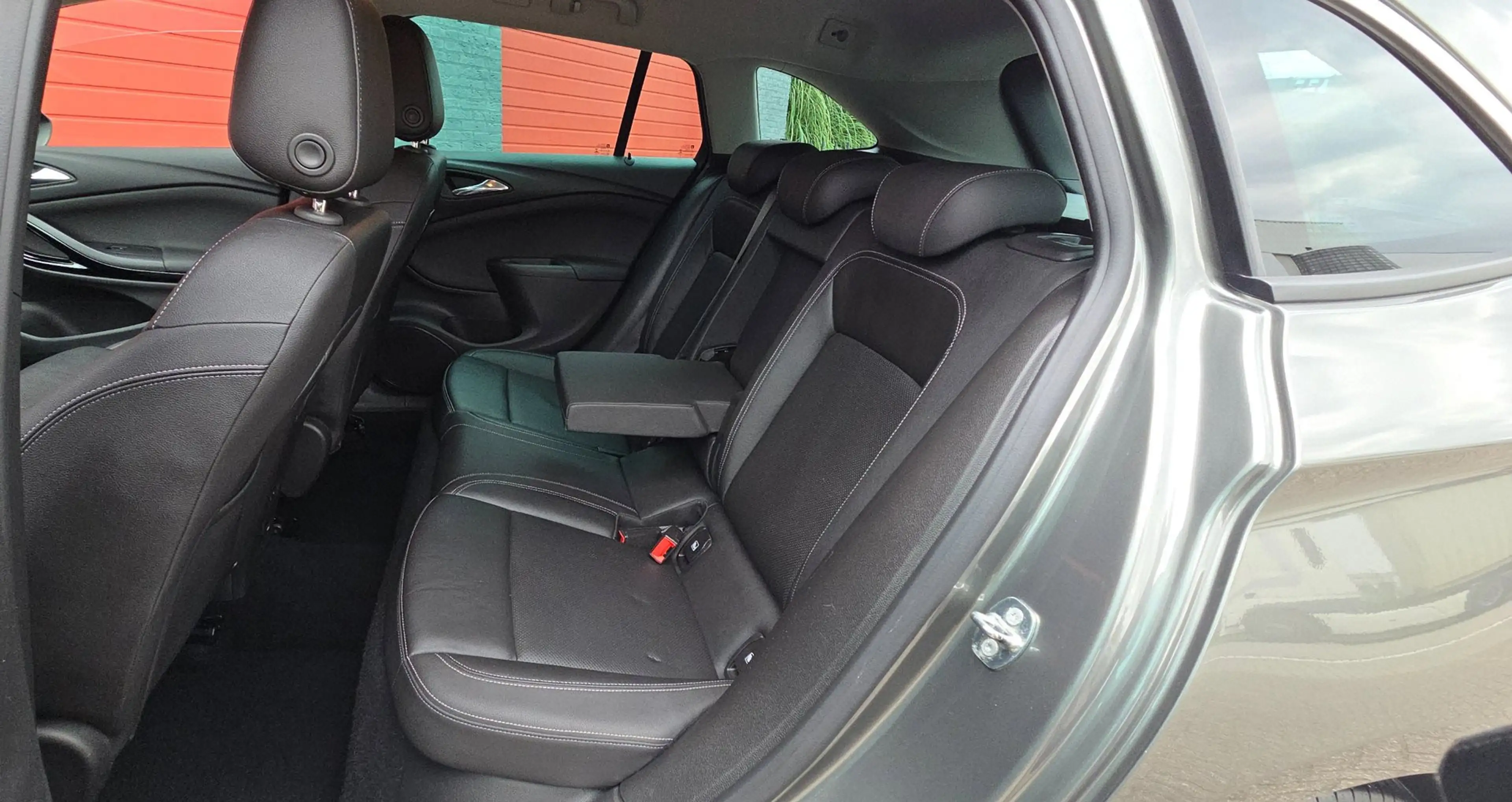 Opel Astra Sports Tourer 1.6 Turbo Ultimate — photo 14