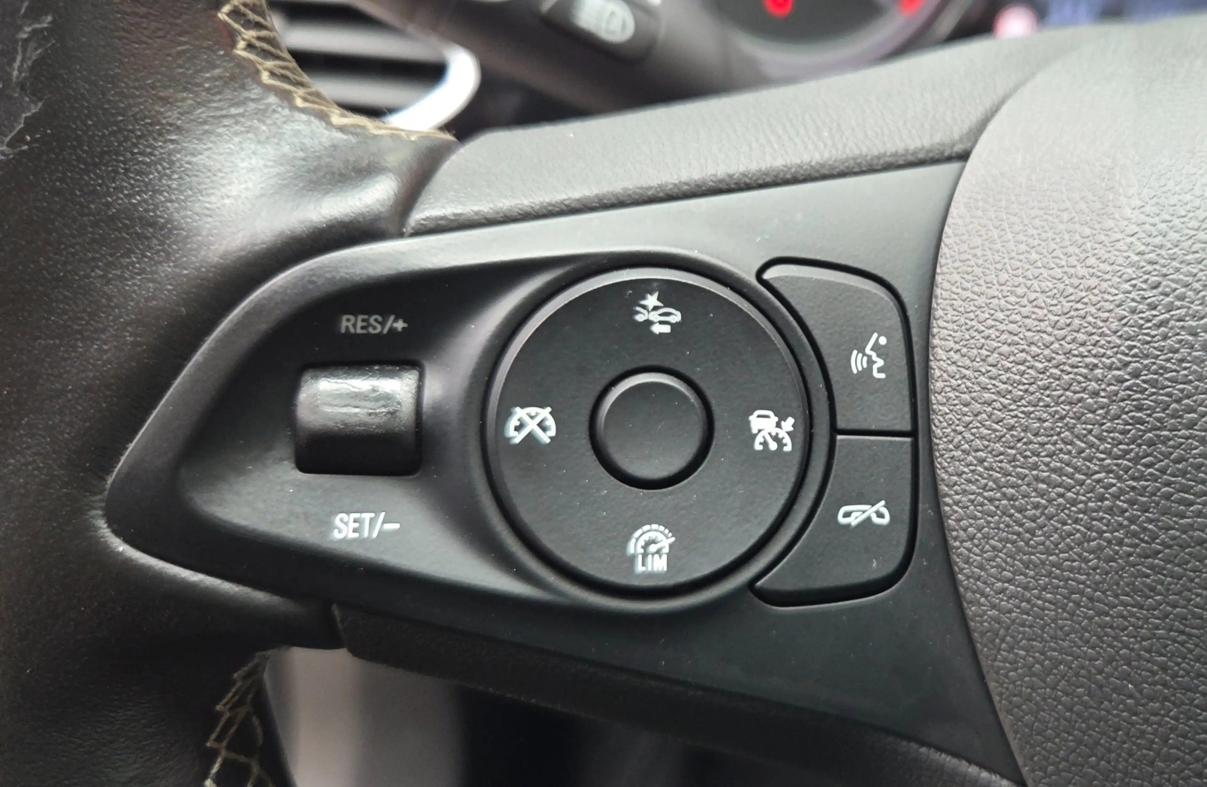 Opel Astra Sports Tourer 1.6 Turbo Ultimate — photo 30