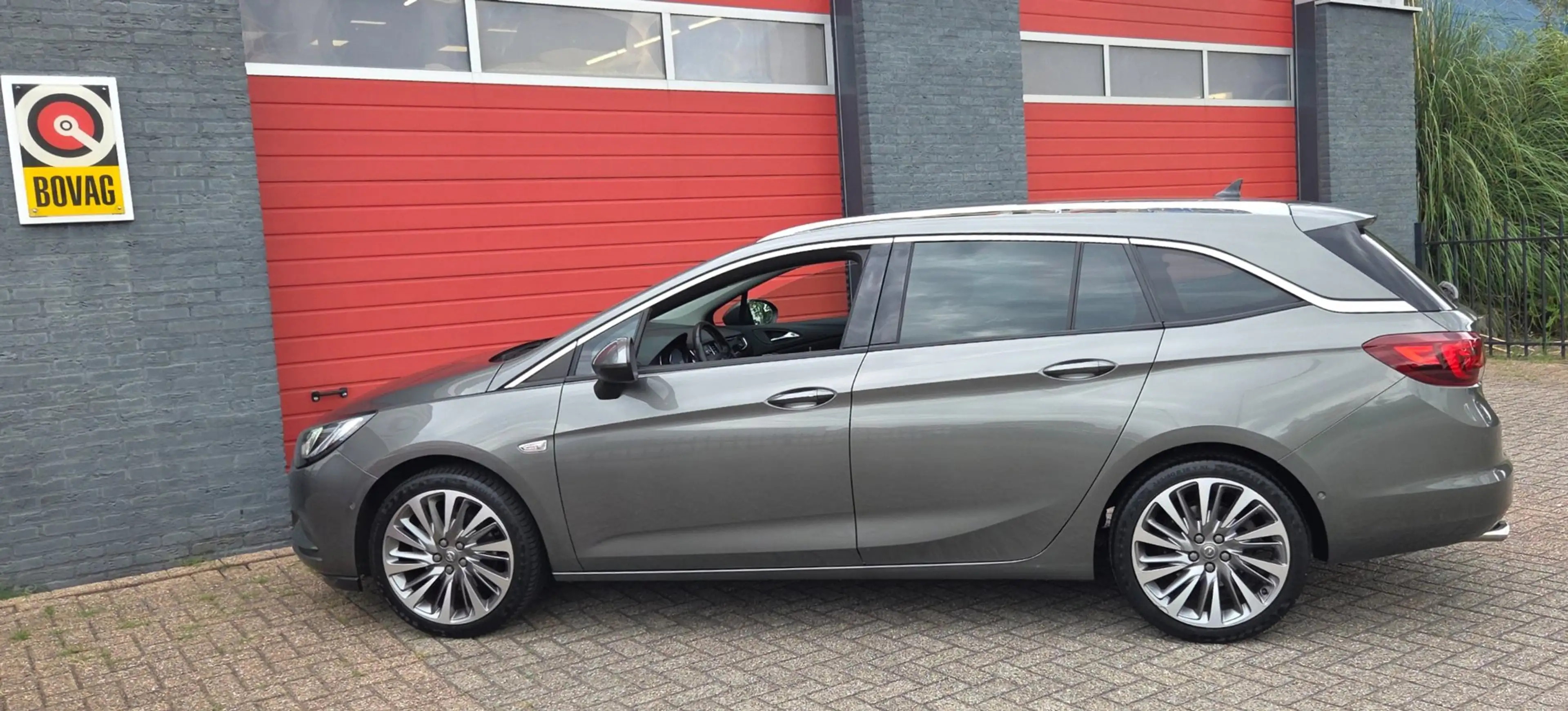 Opel Astra Sports Tourer 1.6 Turbo Ultimate — photo 4