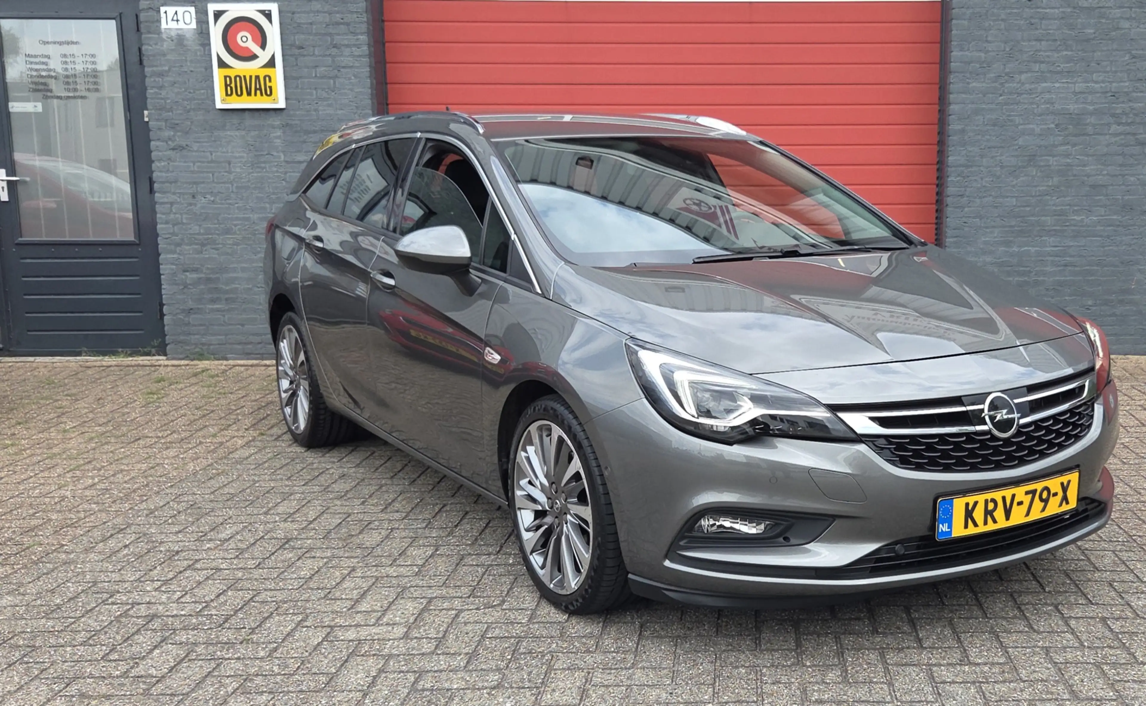 Opel Astra Sports Tourer 1.6 Turbo Ultimate — photo 2