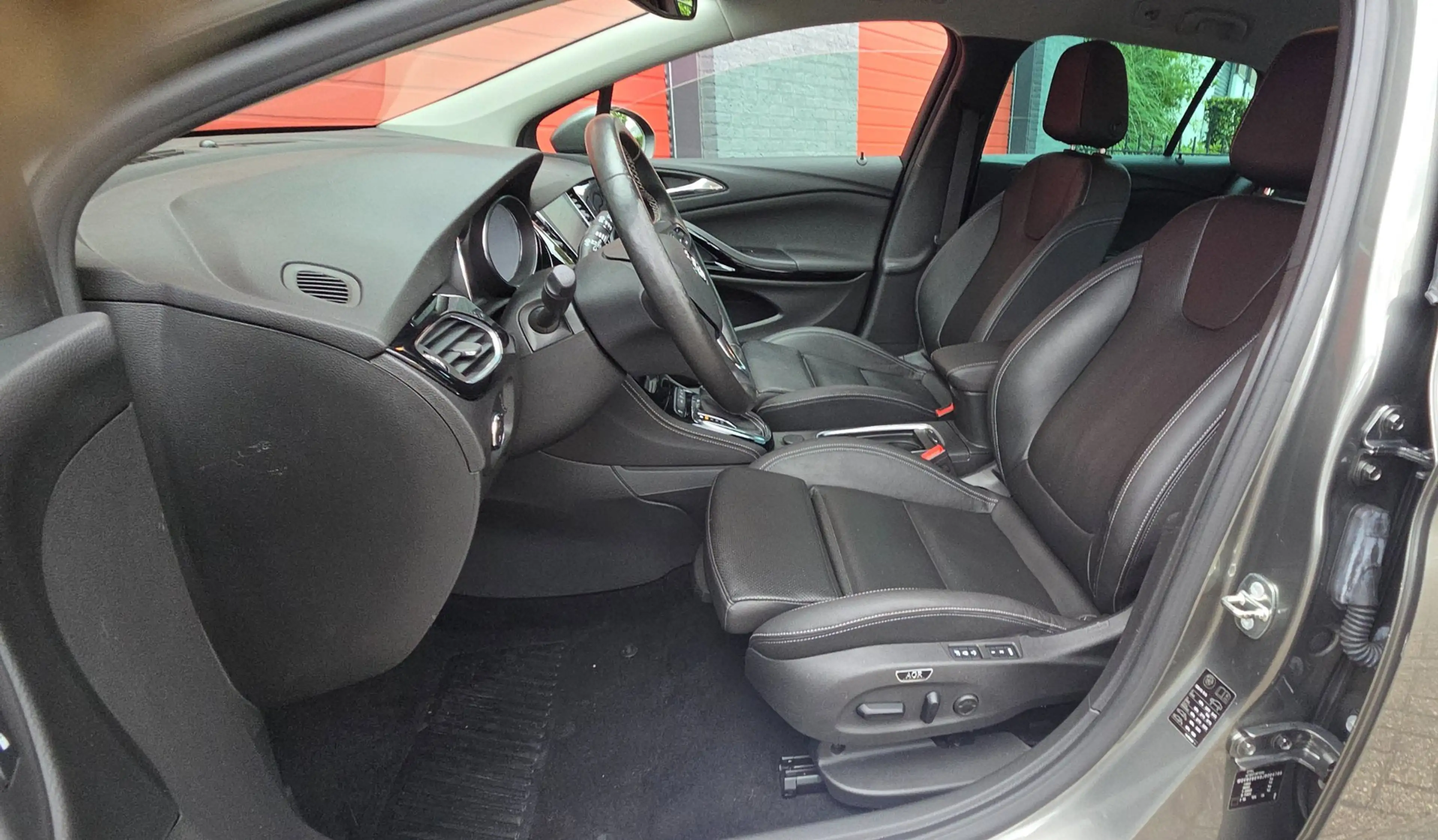 Opel Astra Sports Tourer 1.6 Turbo Ultimate — photo 12