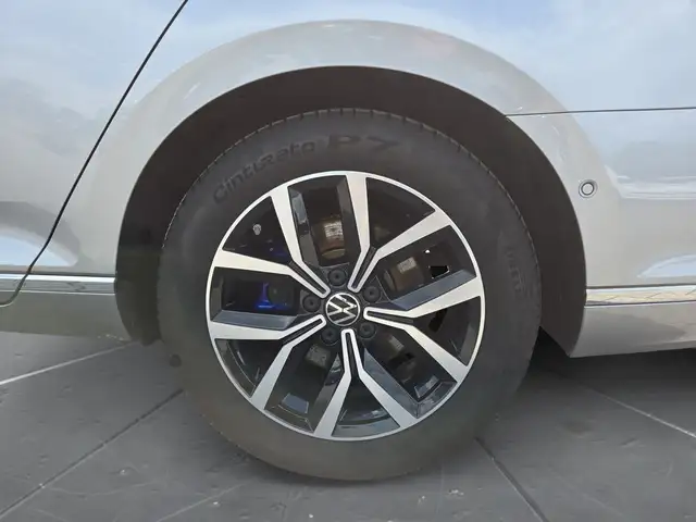 Volkswagen Passat view 15
