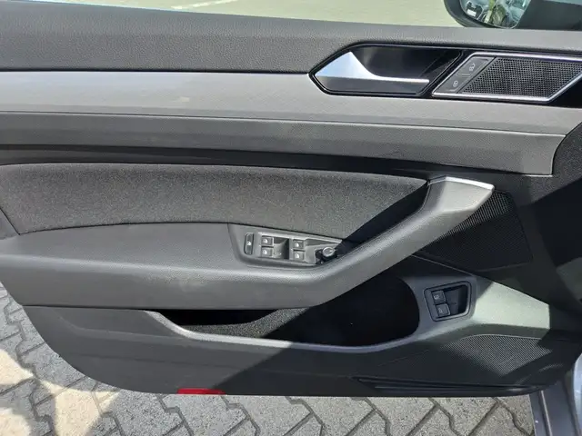 Volkswagen Passat view 16